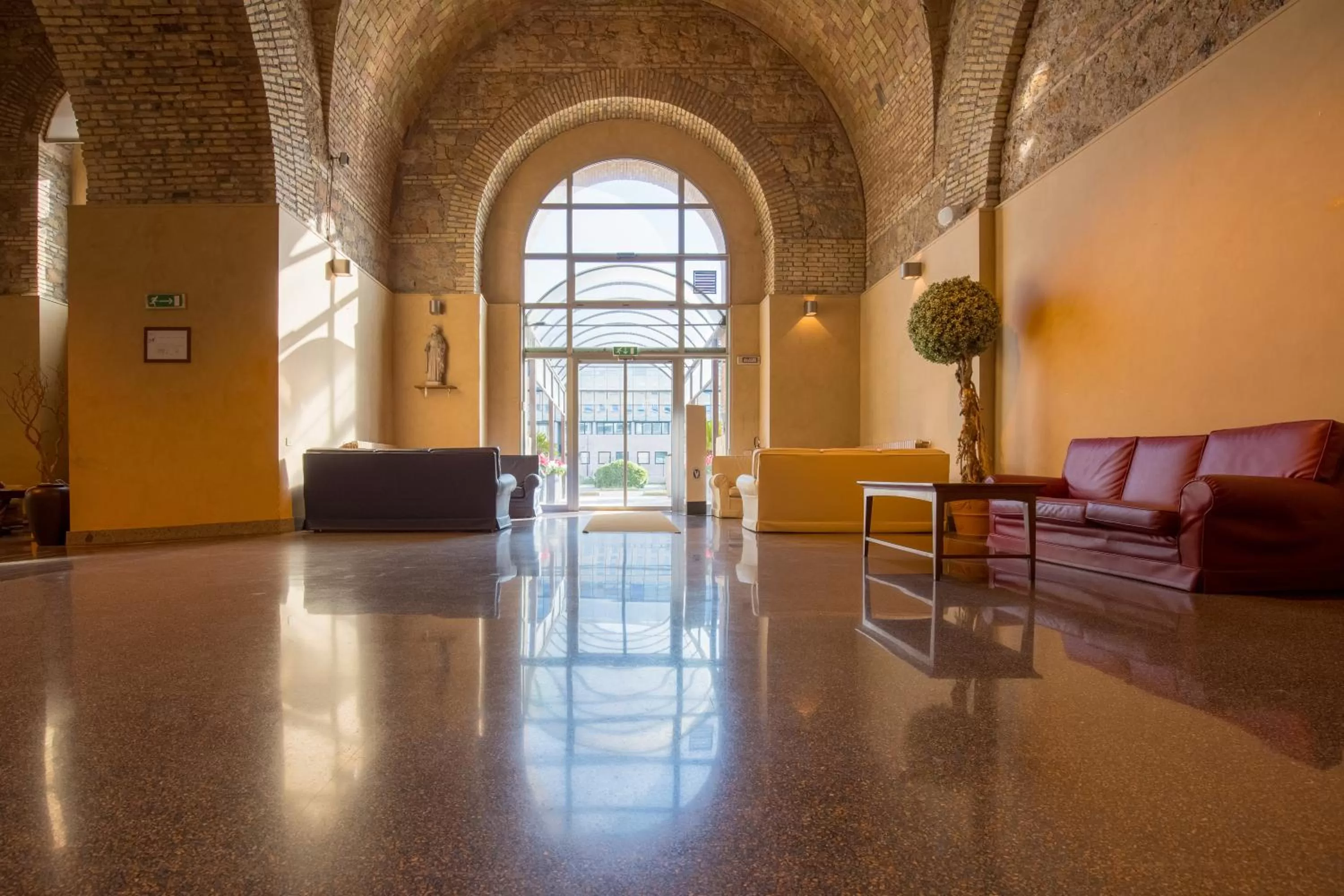 Communal lounge/ TV room in Hotel Villa Eur