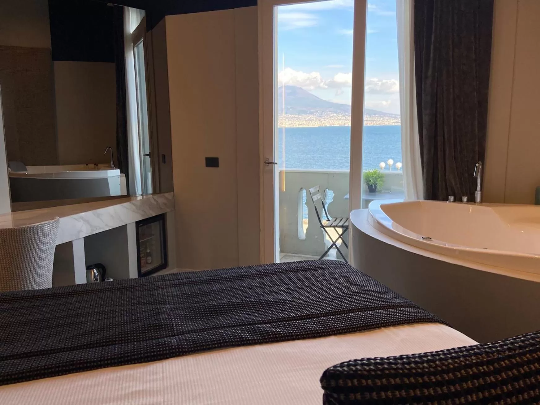 Hot Tub, Bed in Relais sul Mare Boutique Hotel