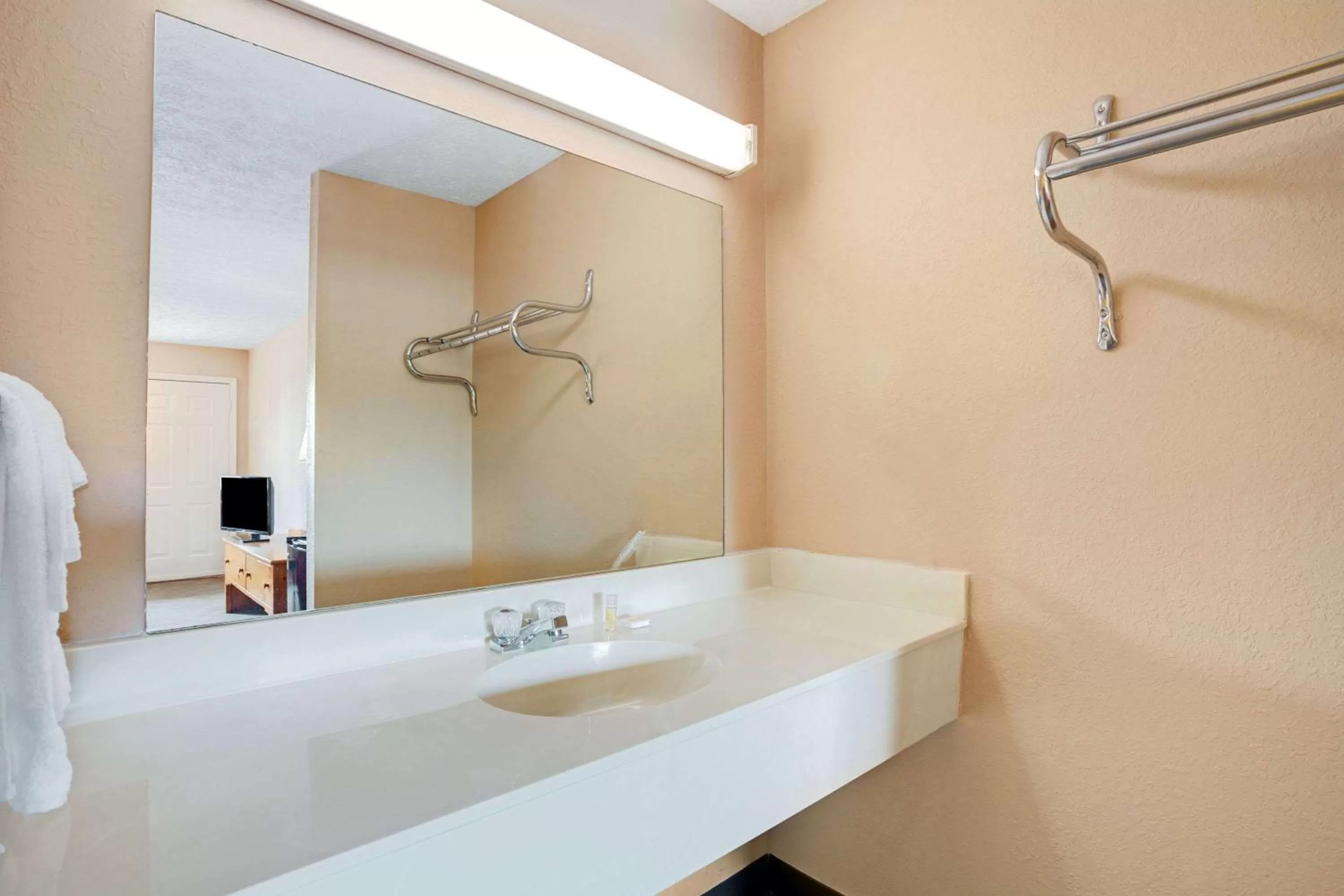 Bathroom in Days Inn by Wyndham Joelton/Nashville