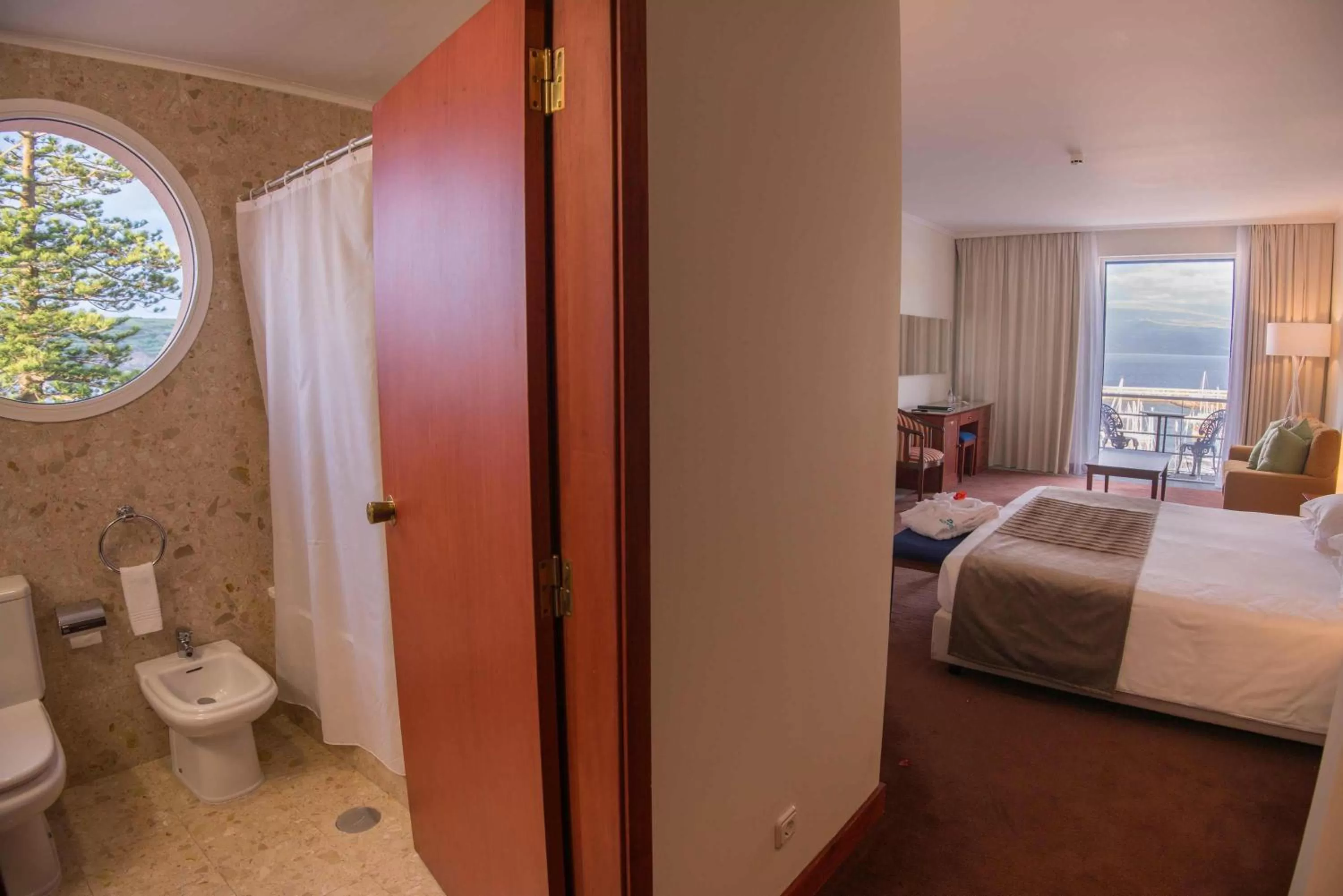 Bathroom, Bed in Azoris Faial Garden – Resort Hotel