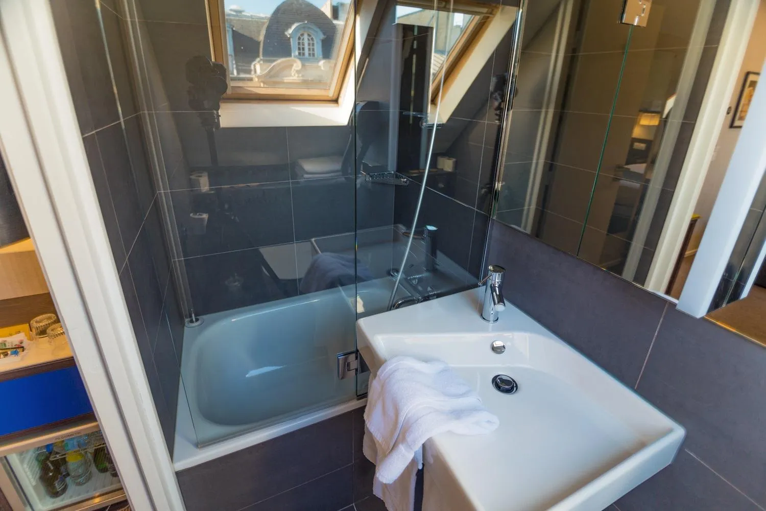 Bathroom in Hôtel Charing Cross