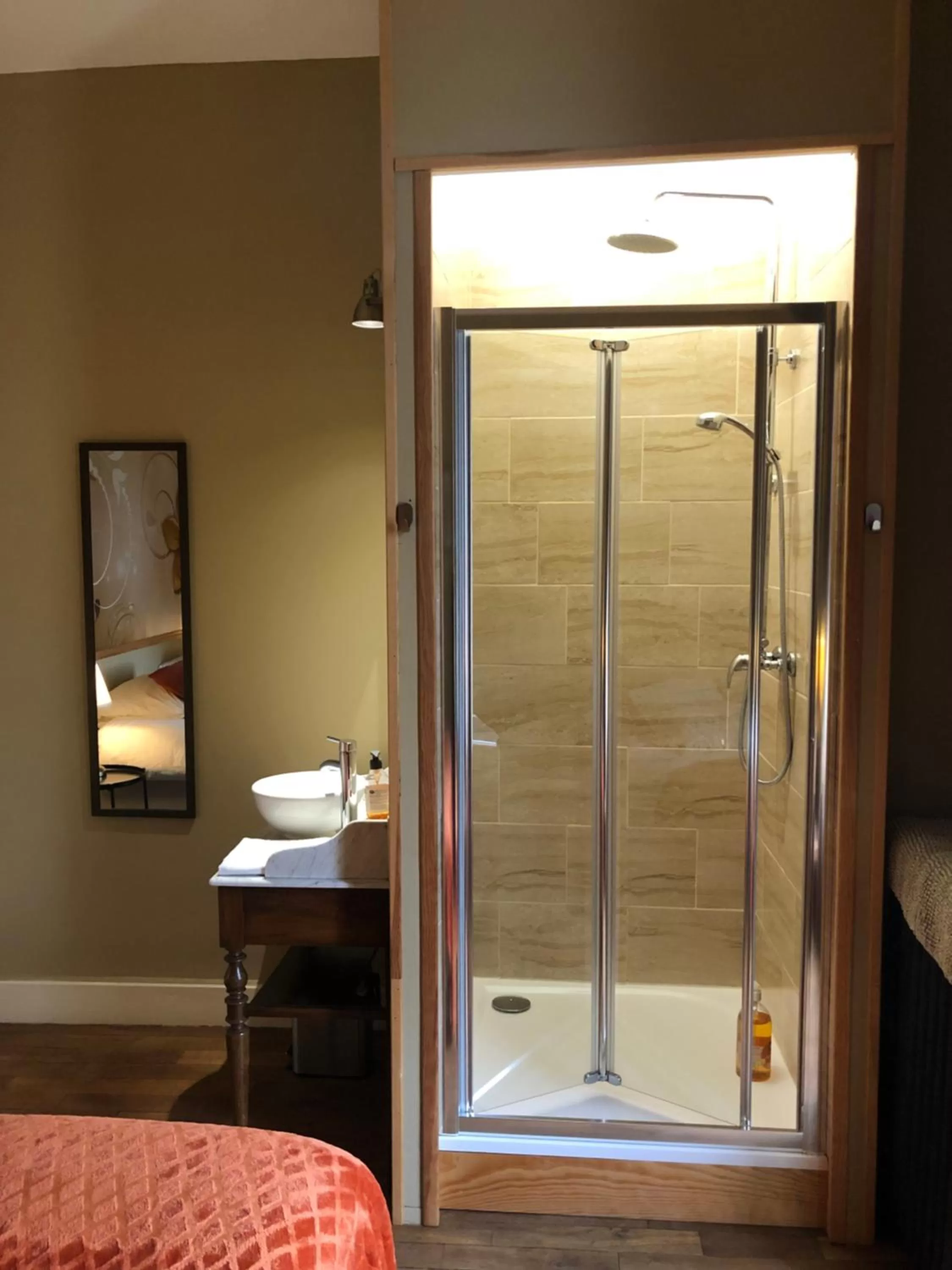 Shower in Maison de la Comtesse