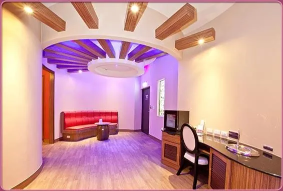 Living room, Bed in Wei Feng Hotel - Kaohsiung