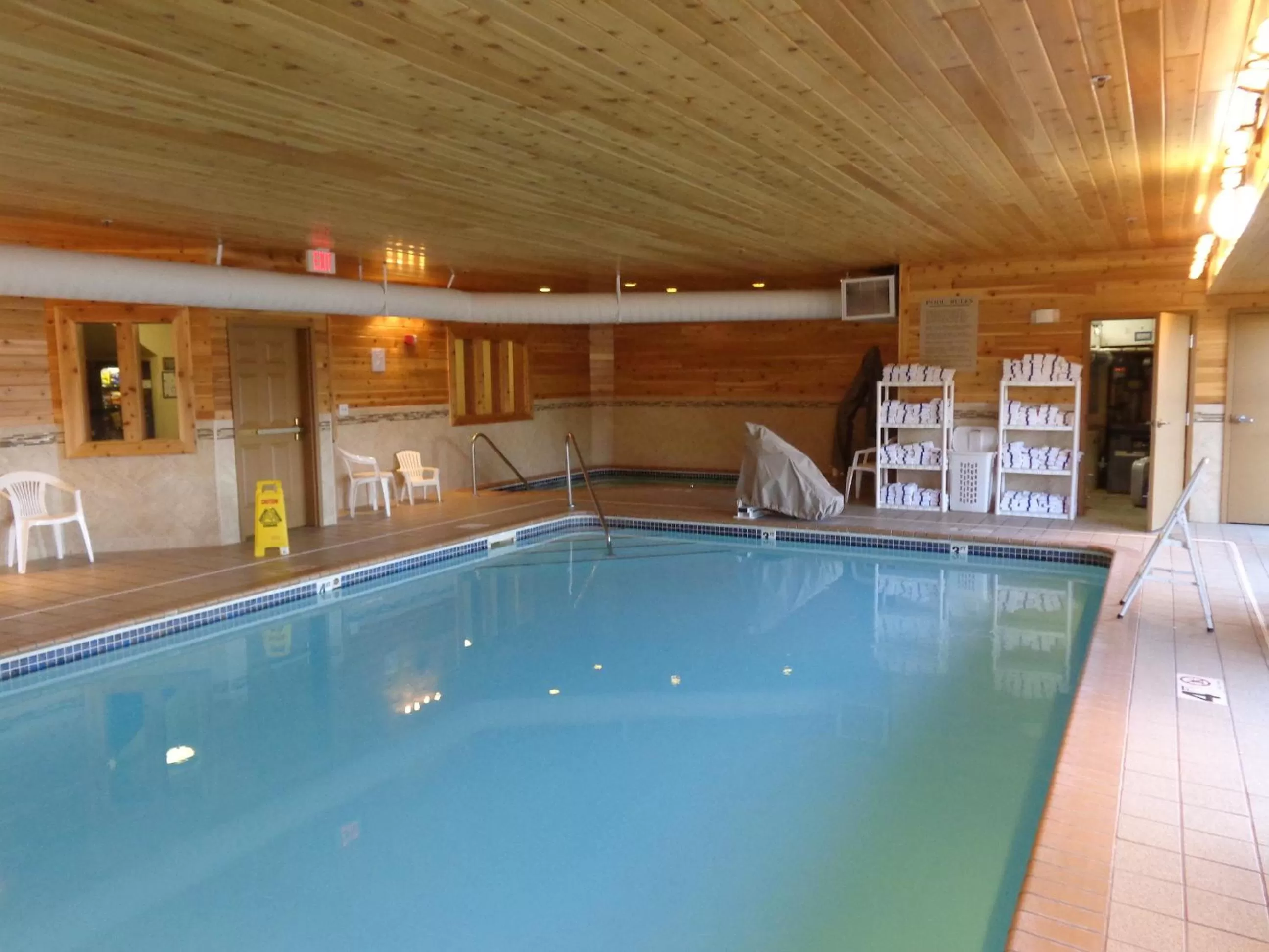 Swimming pool in Country Inn & Suites by Radisson, Forest Lake, MN