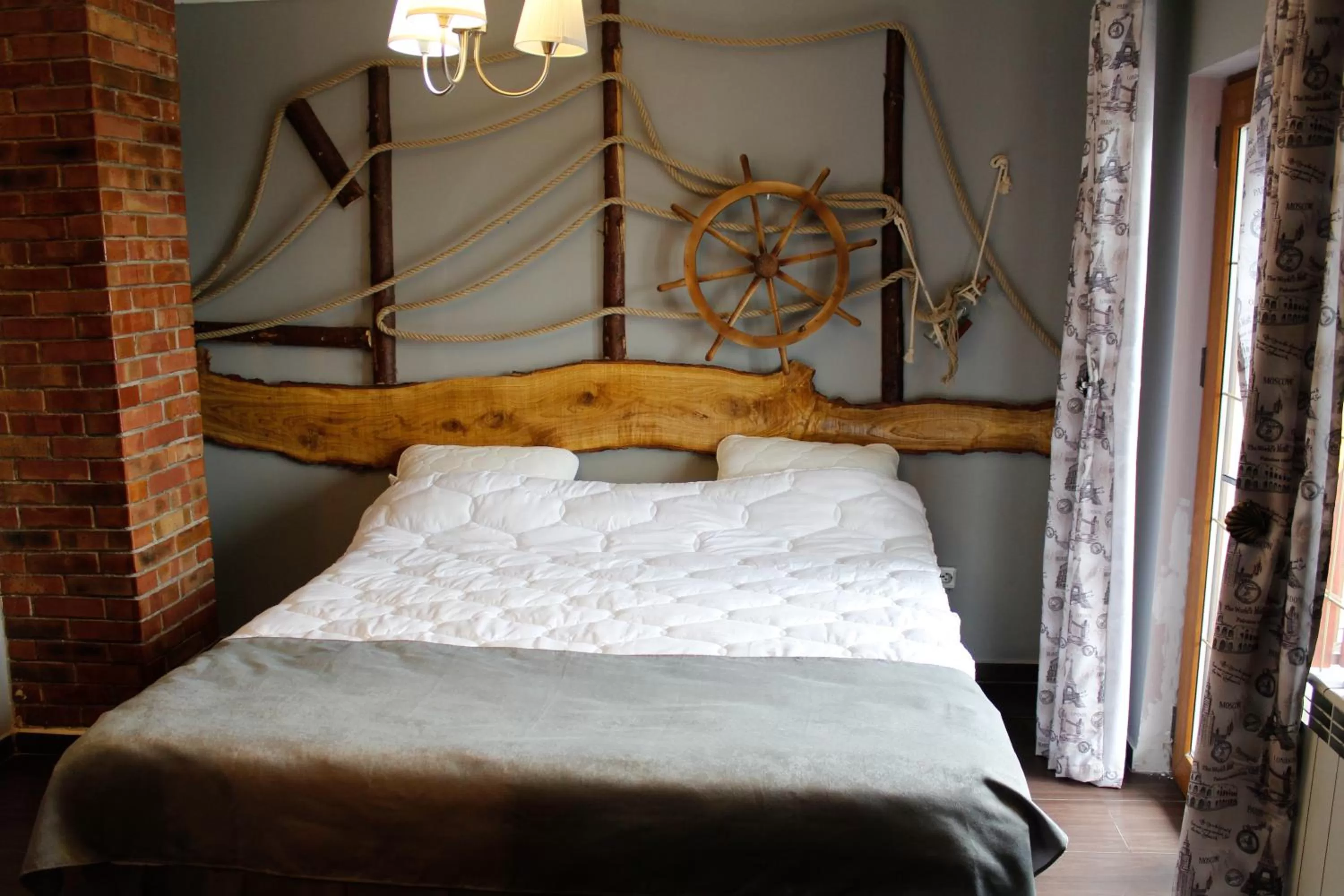 Bed in Pensiunea Taverna Bucium