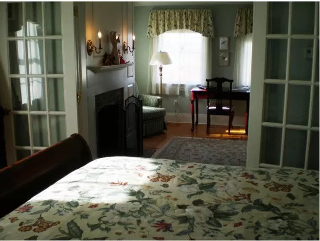 Seating area, Bed in Compass Rose Inn