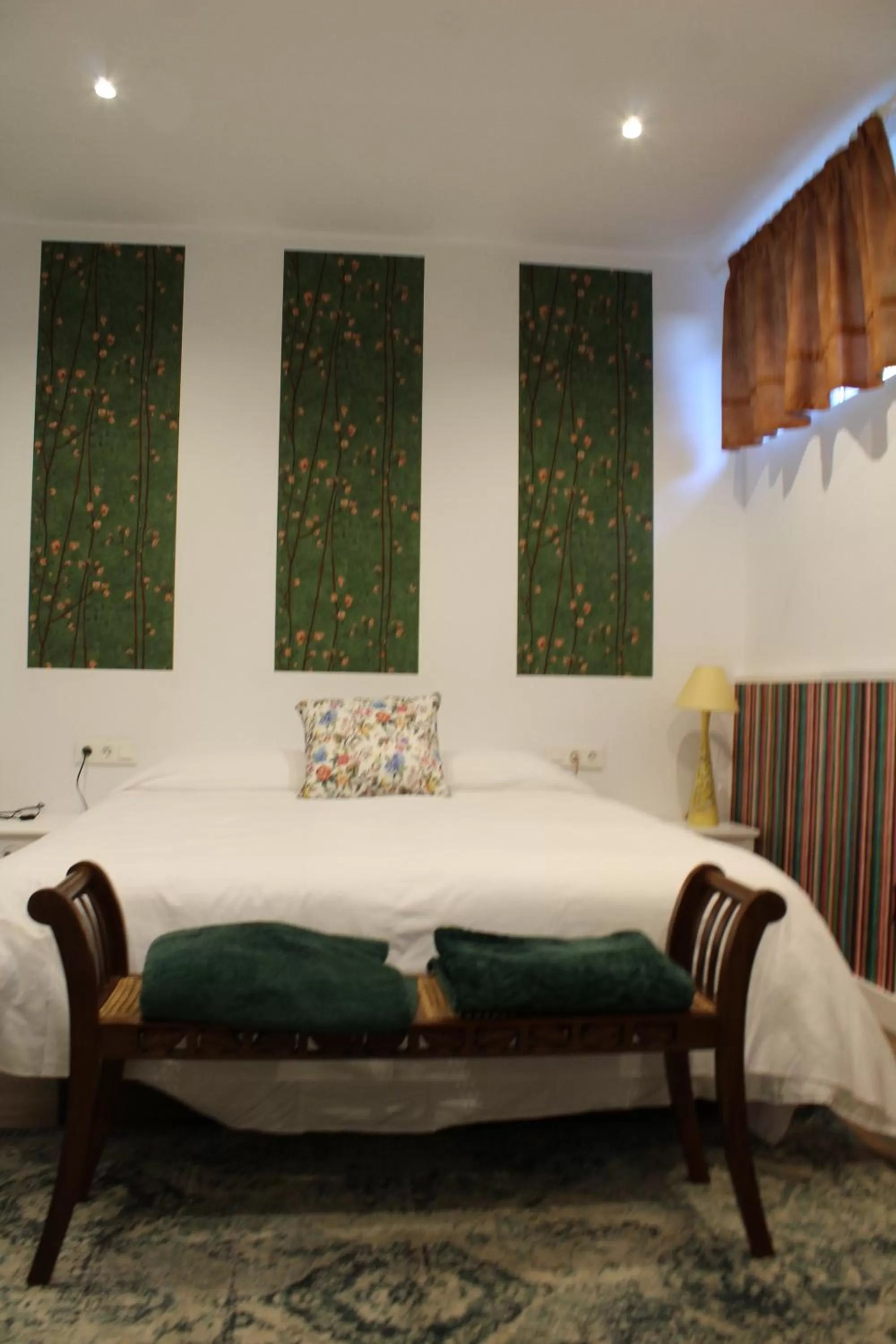 Photo of the whole room, Bed in finca dos Mares