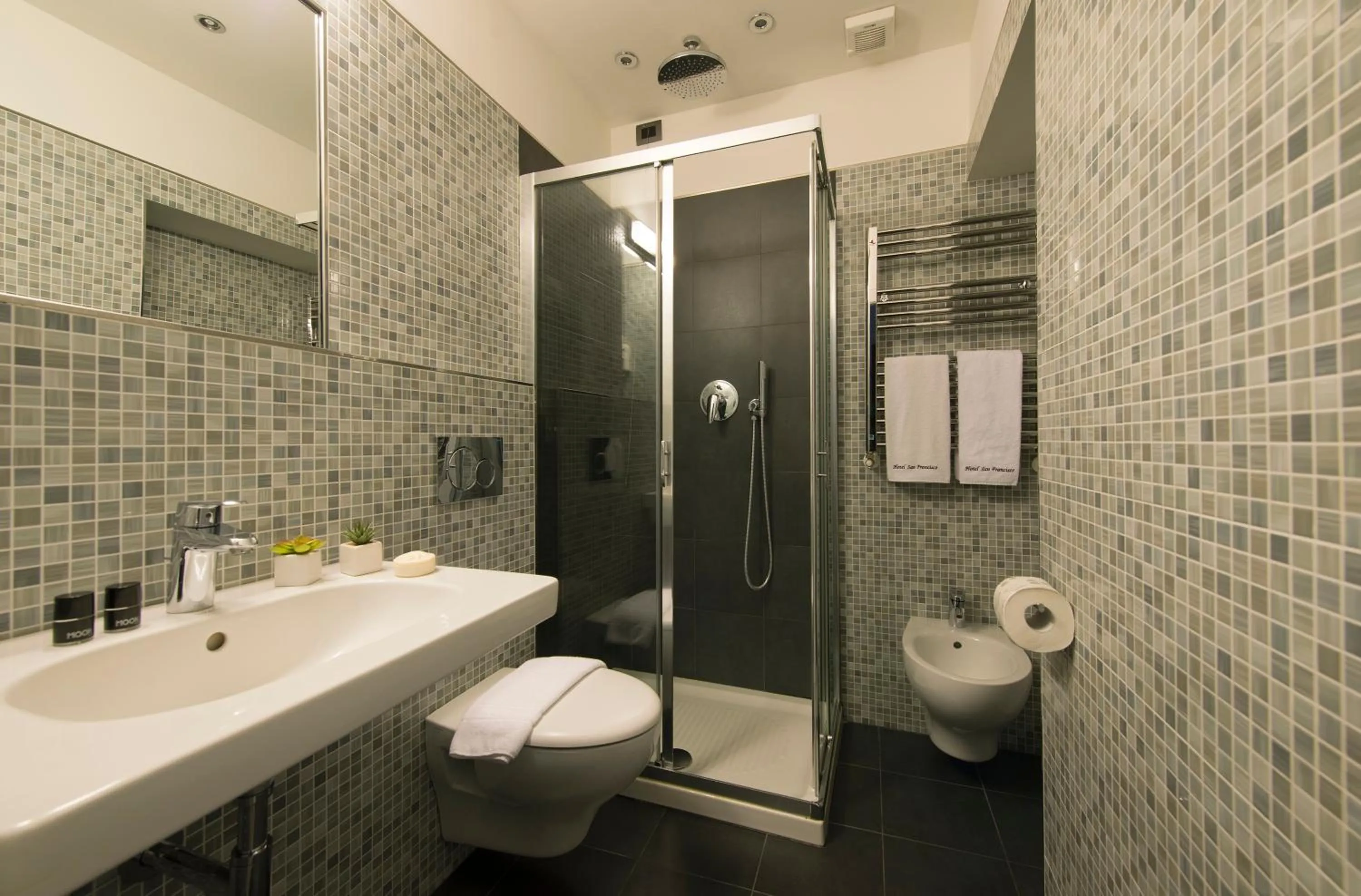 Bathroom in Hotel San Francisco