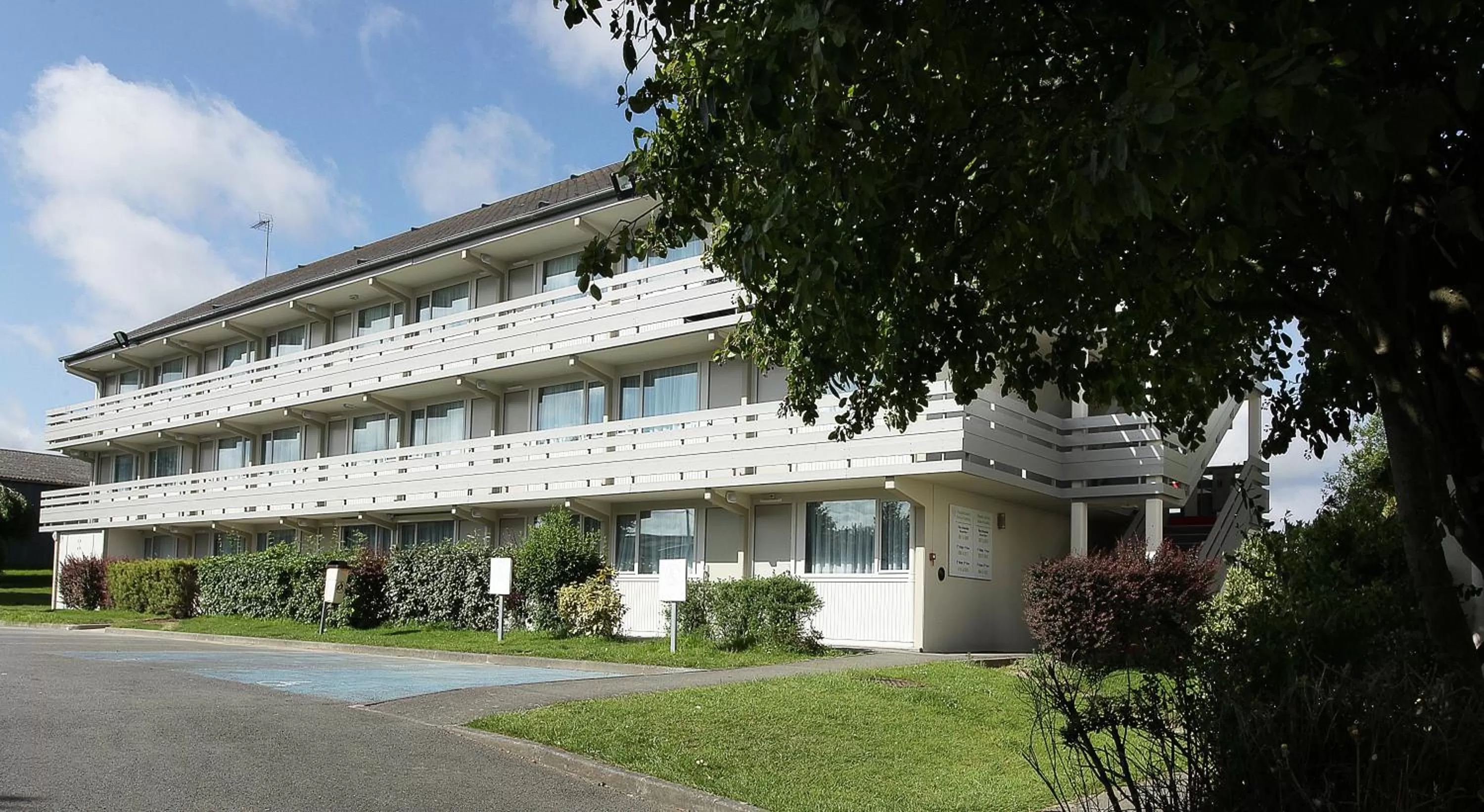 Photo of the whole room in Campanile Dinan - Taden