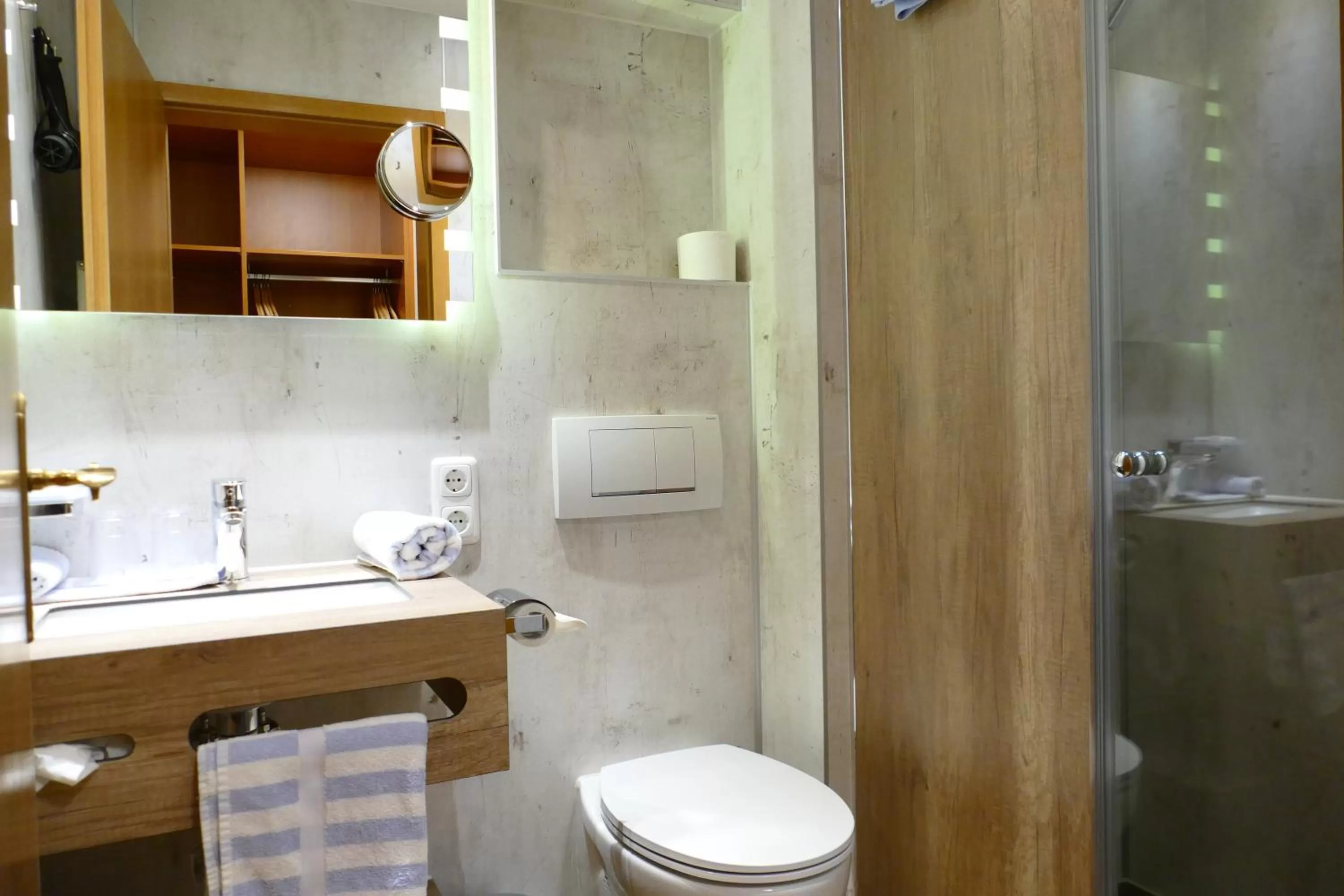 Bathroom in Altstadt-Hotel Zum Hechten