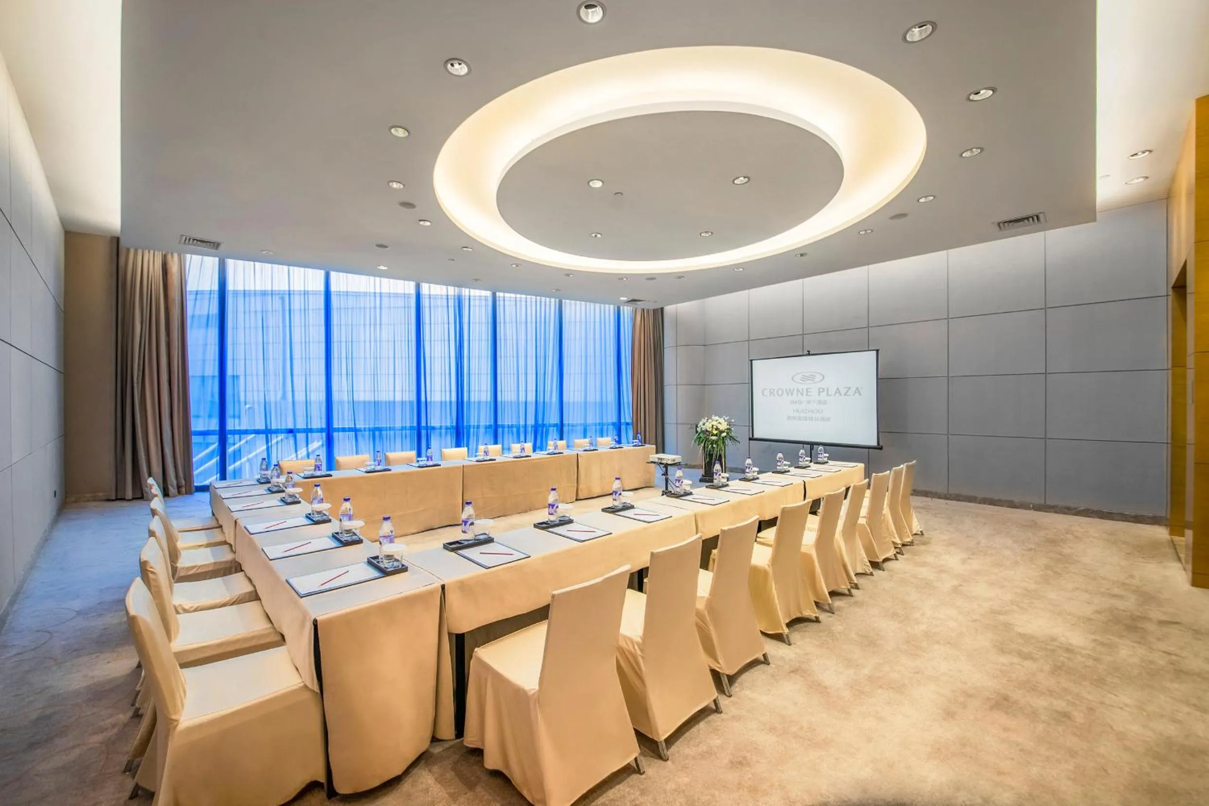 Meeting/conference room in Crowne Plaza Huizhou by IHG