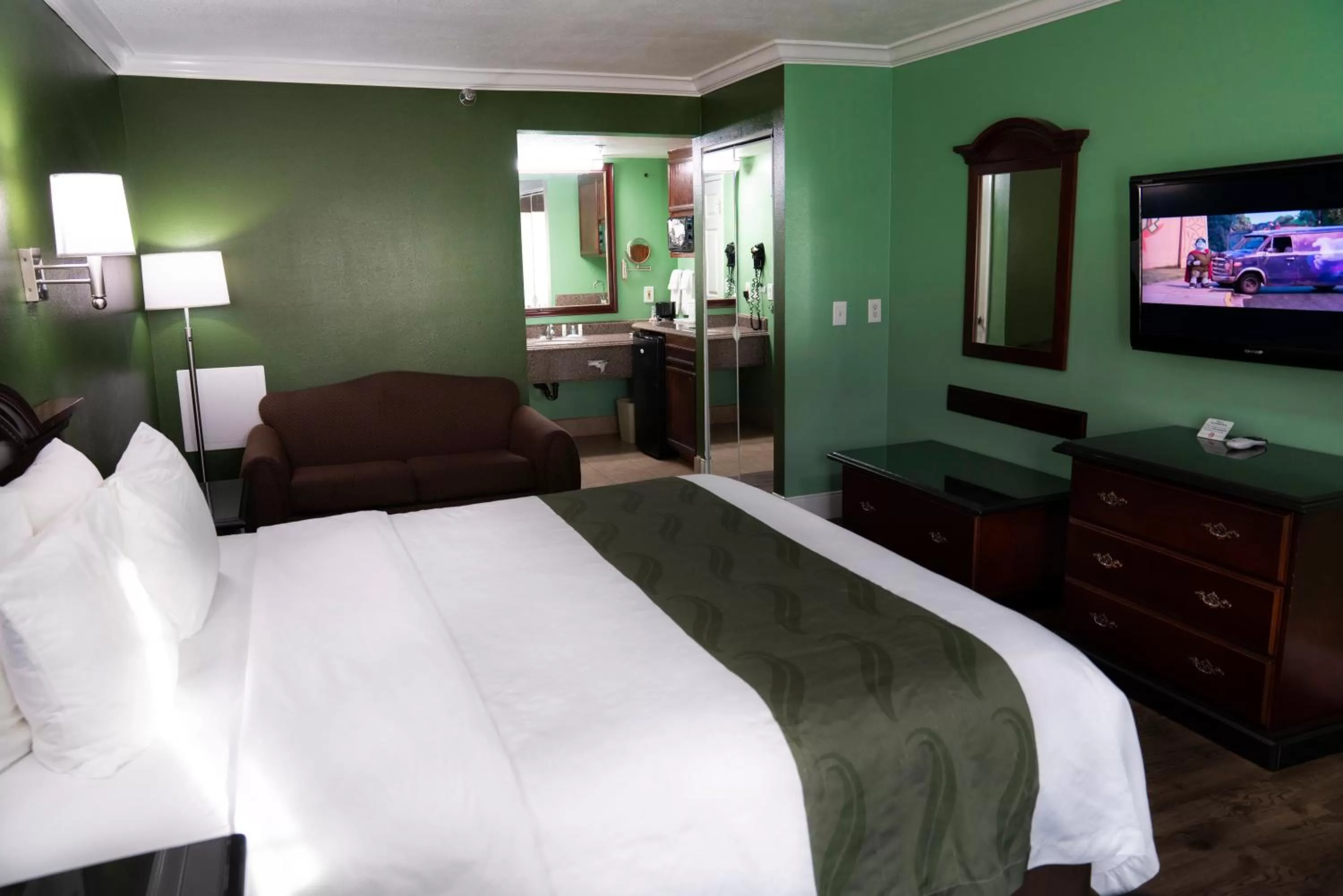 Deluxe Room, 1 King Bed with Hot Tub, Smoking in Quality Inn Hemet - San Jacinto