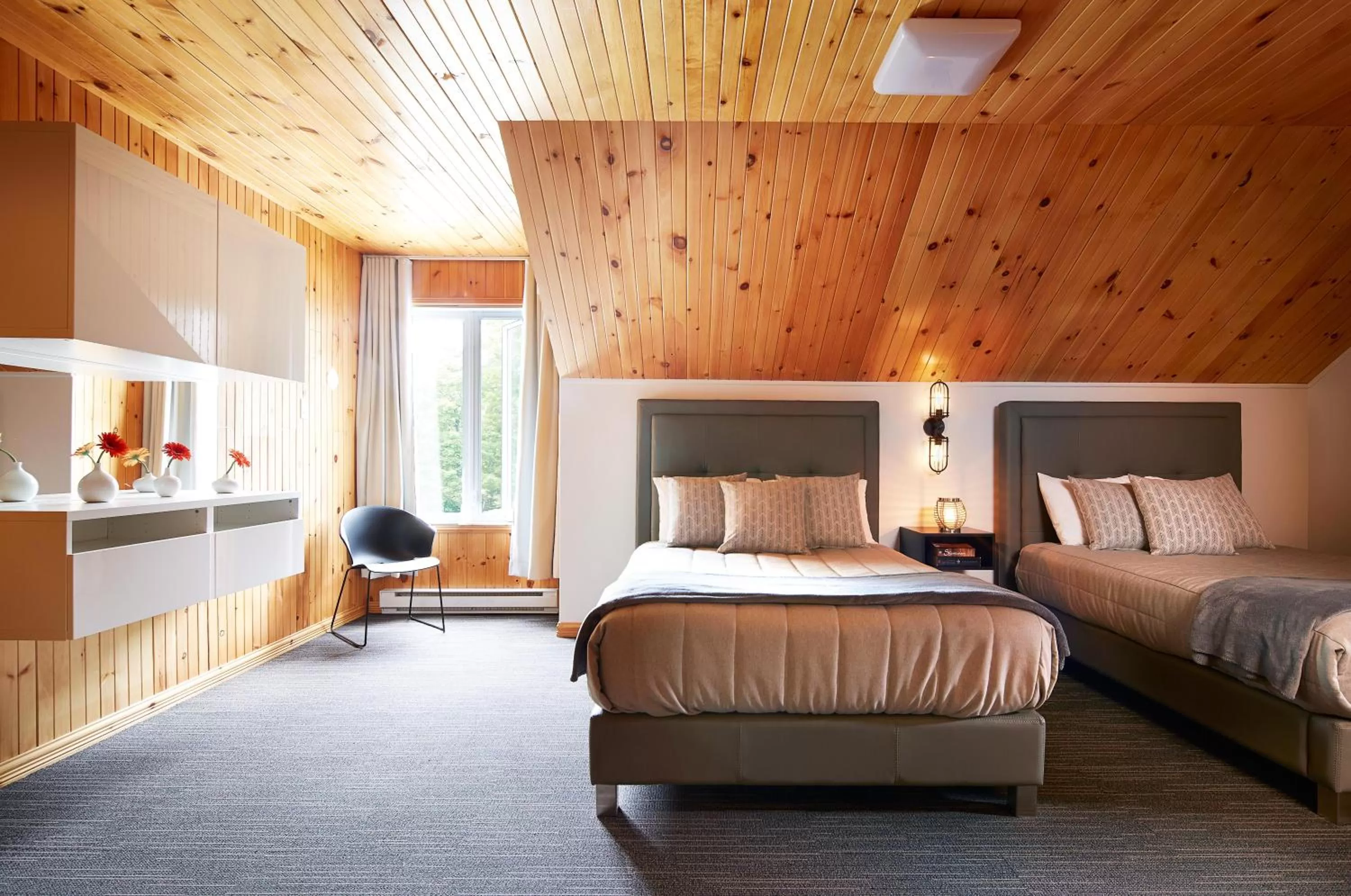 Photo of the whole room, Bed in Auberge du Lac-à-l'Eau-Claire