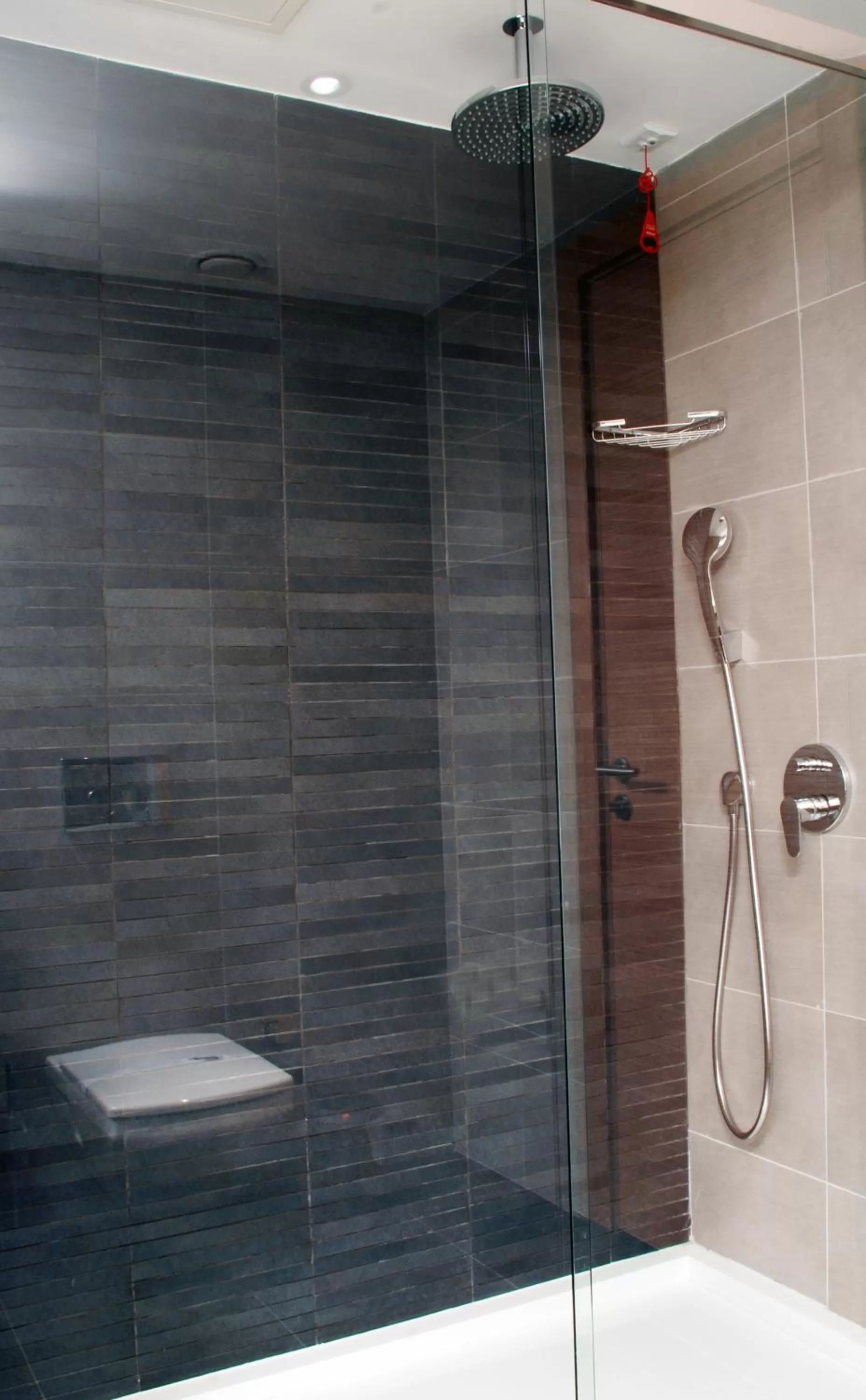 Bathroom in Met Hotel