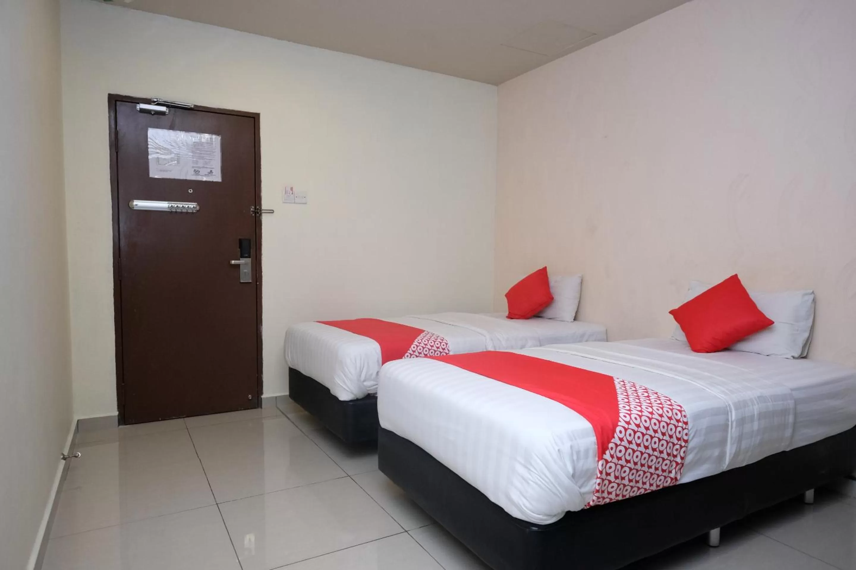 Photo of the whole room, Bed in Hotel De' Tees, Masai Utama