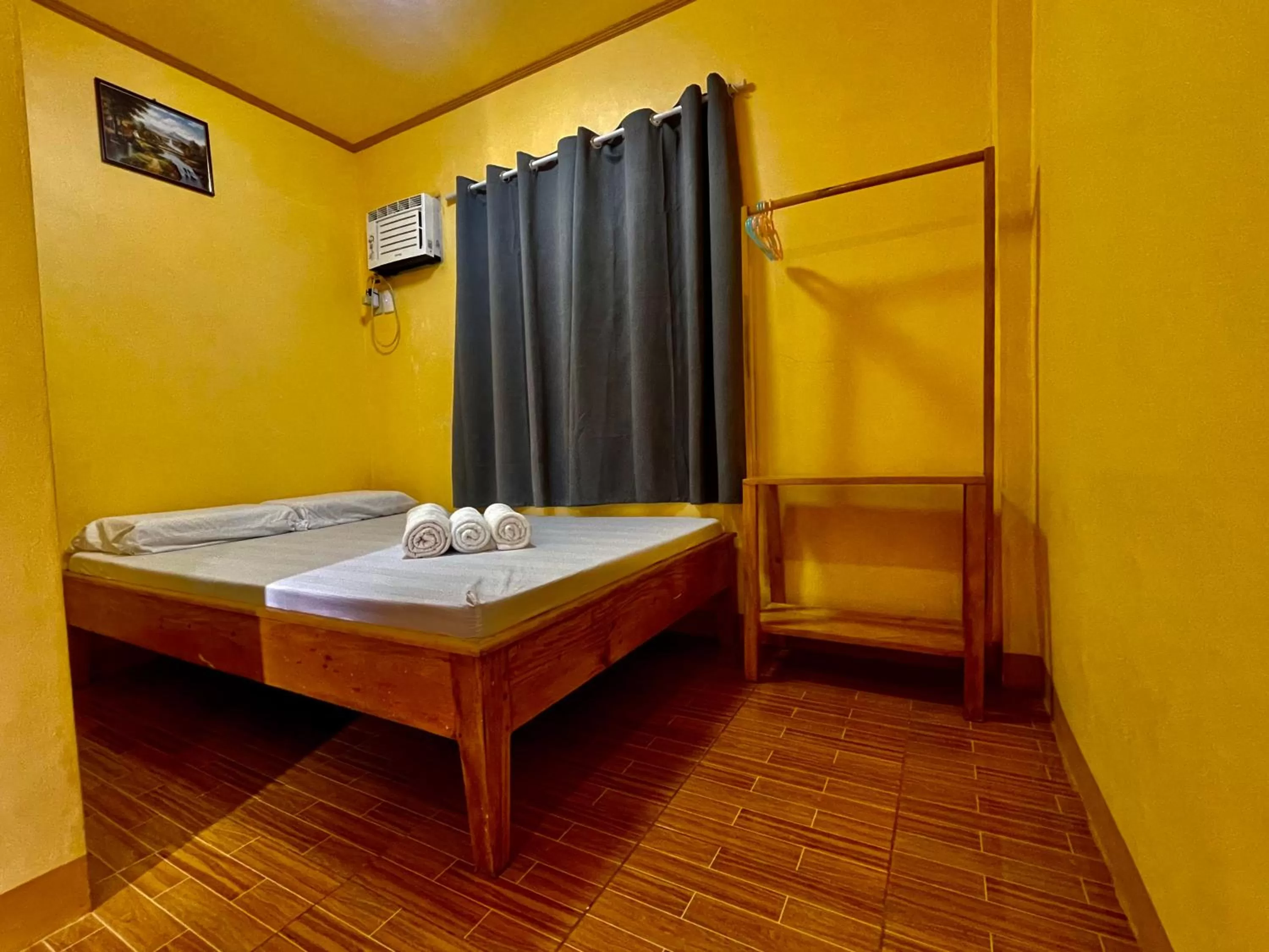 Bed in GOLDEN SUNSET INN