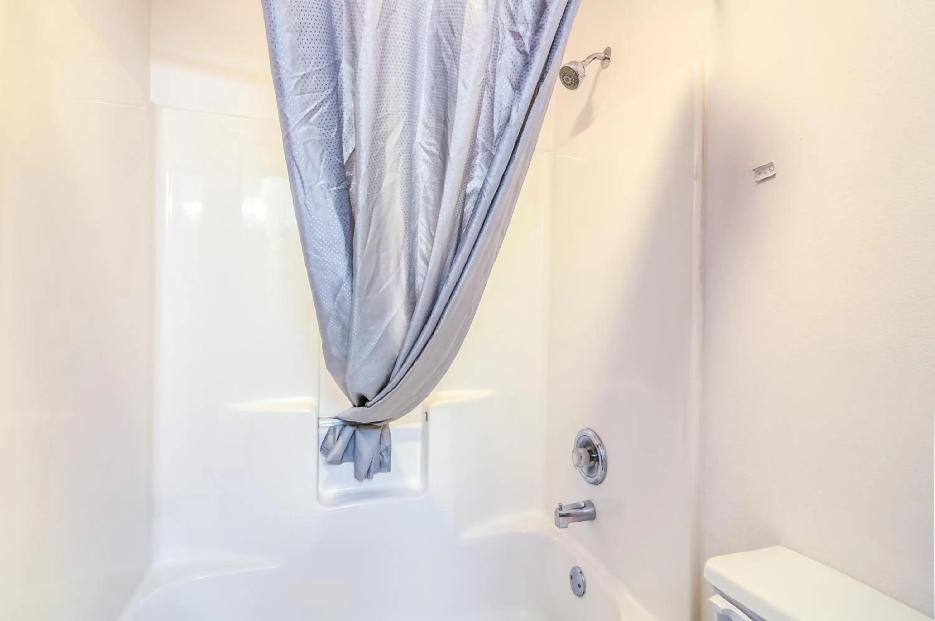 Bathroom in Motel 6-Lansing, IL - Chicago South