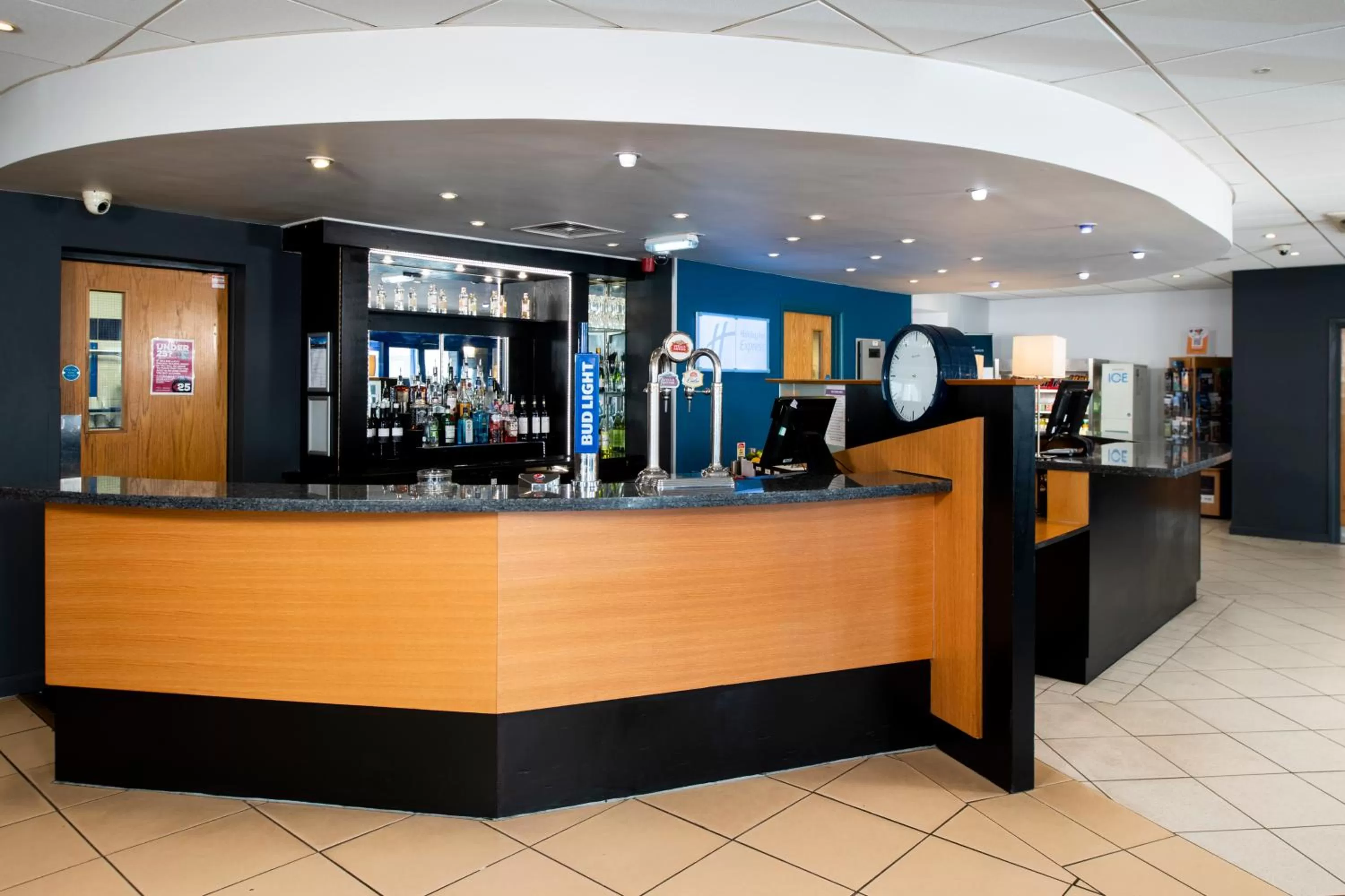 Lounge or bar in Holiday Inn Express Newcastle Gateshead by IHG
