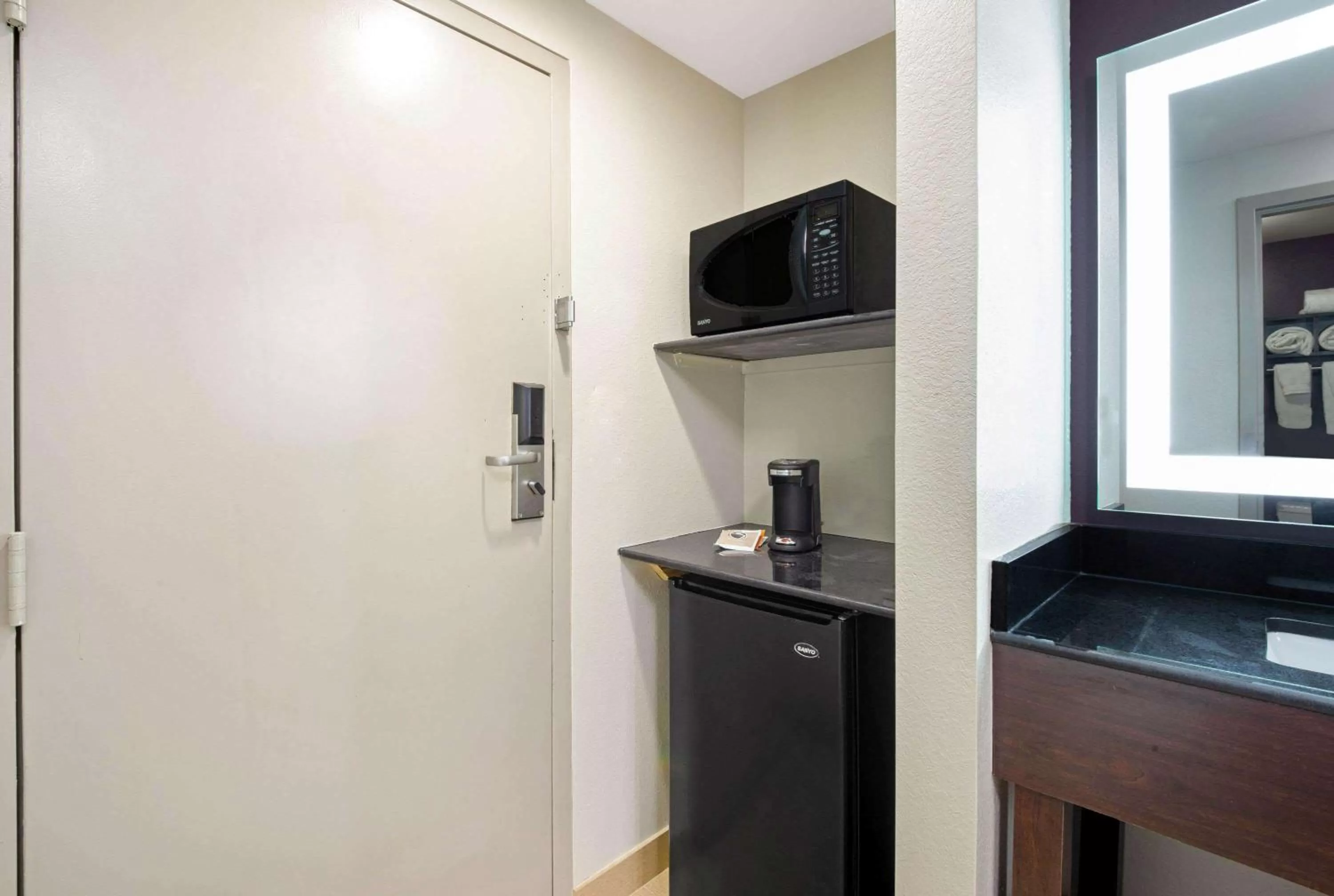 Photo of the whole room in La Quinta by Wyndham New Cumberland - Harrisburg