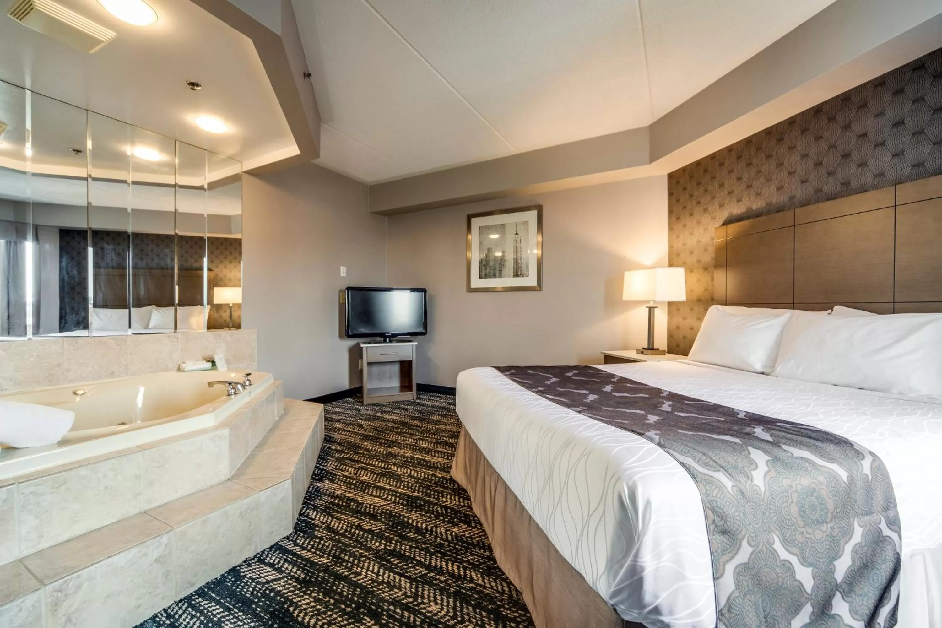 Hot Tub, Bed in Monte Carlo Inn Brampton