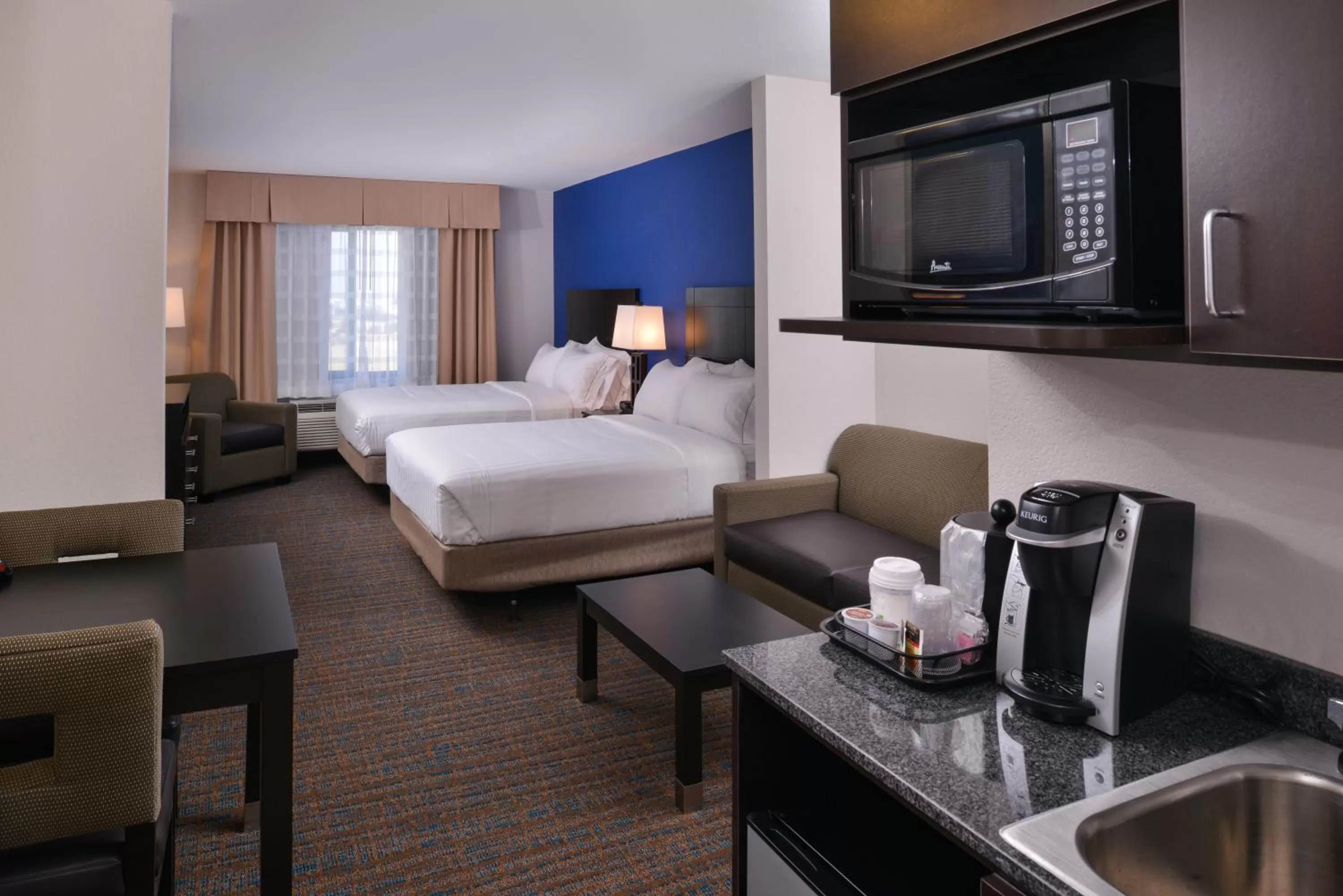 Photo of the whole room, Bed in Holiday Inn Express & Suites Bakersfield Airport by IHG