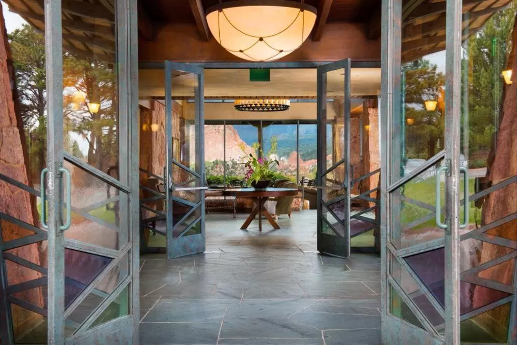 Facade/entrance in Garden of the Gods Resort & Club