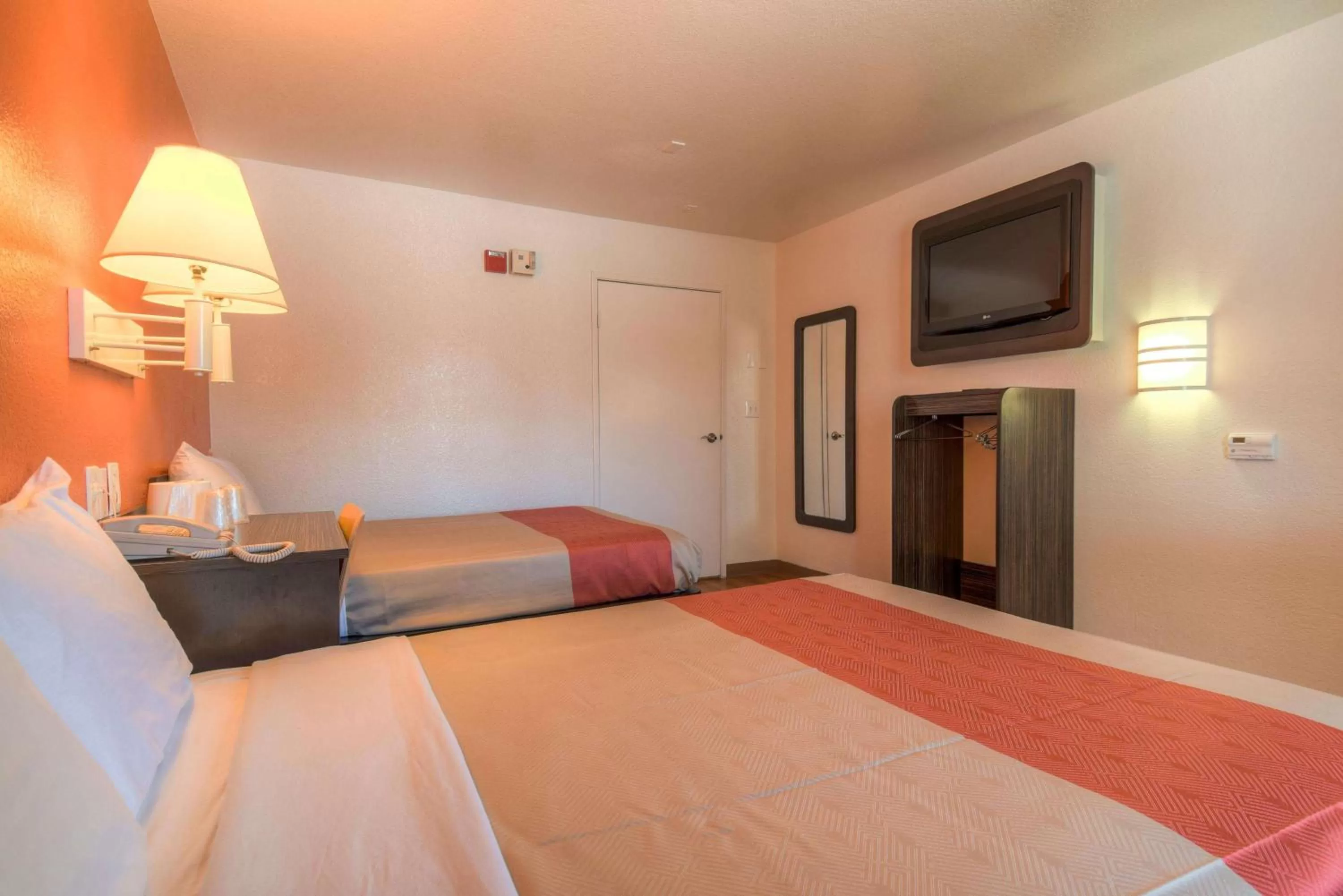 TV and multimedia, Bed in Motel 6-Chula Vista, CA - San Diego