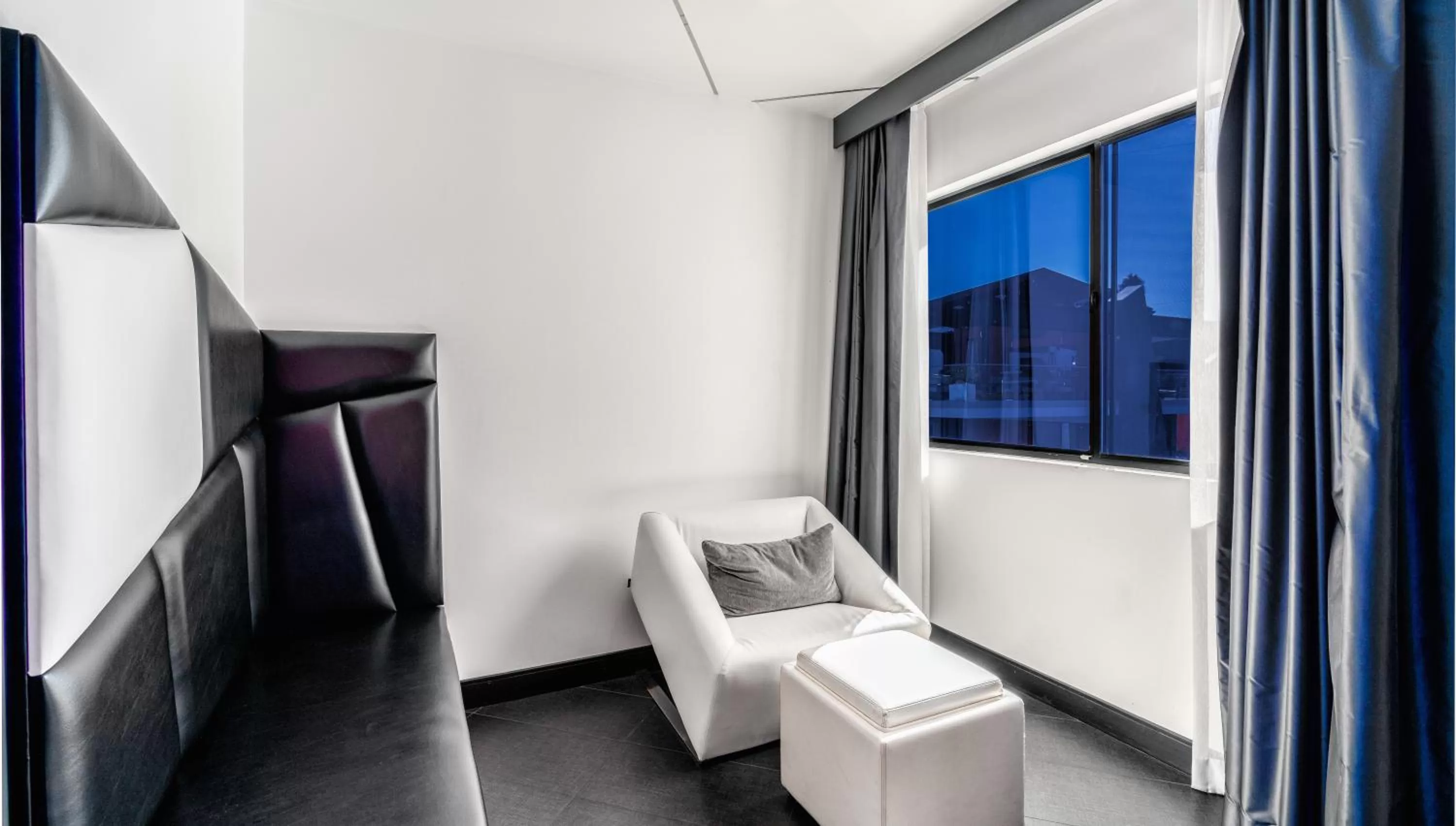 Living room, Bed in The Moment Hotel