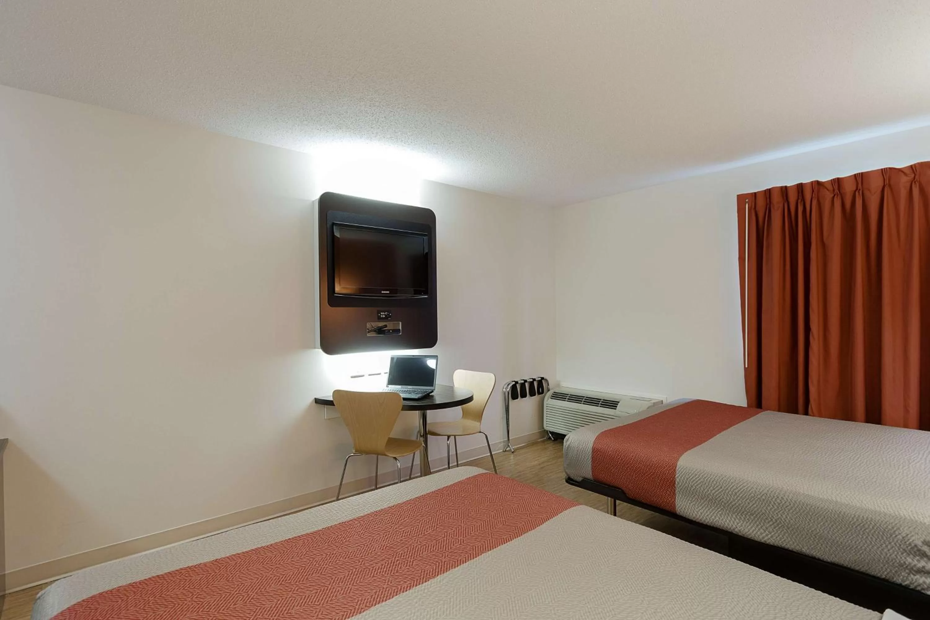 Photo of the whole room, Bed in Motel 6-Brandon, MB