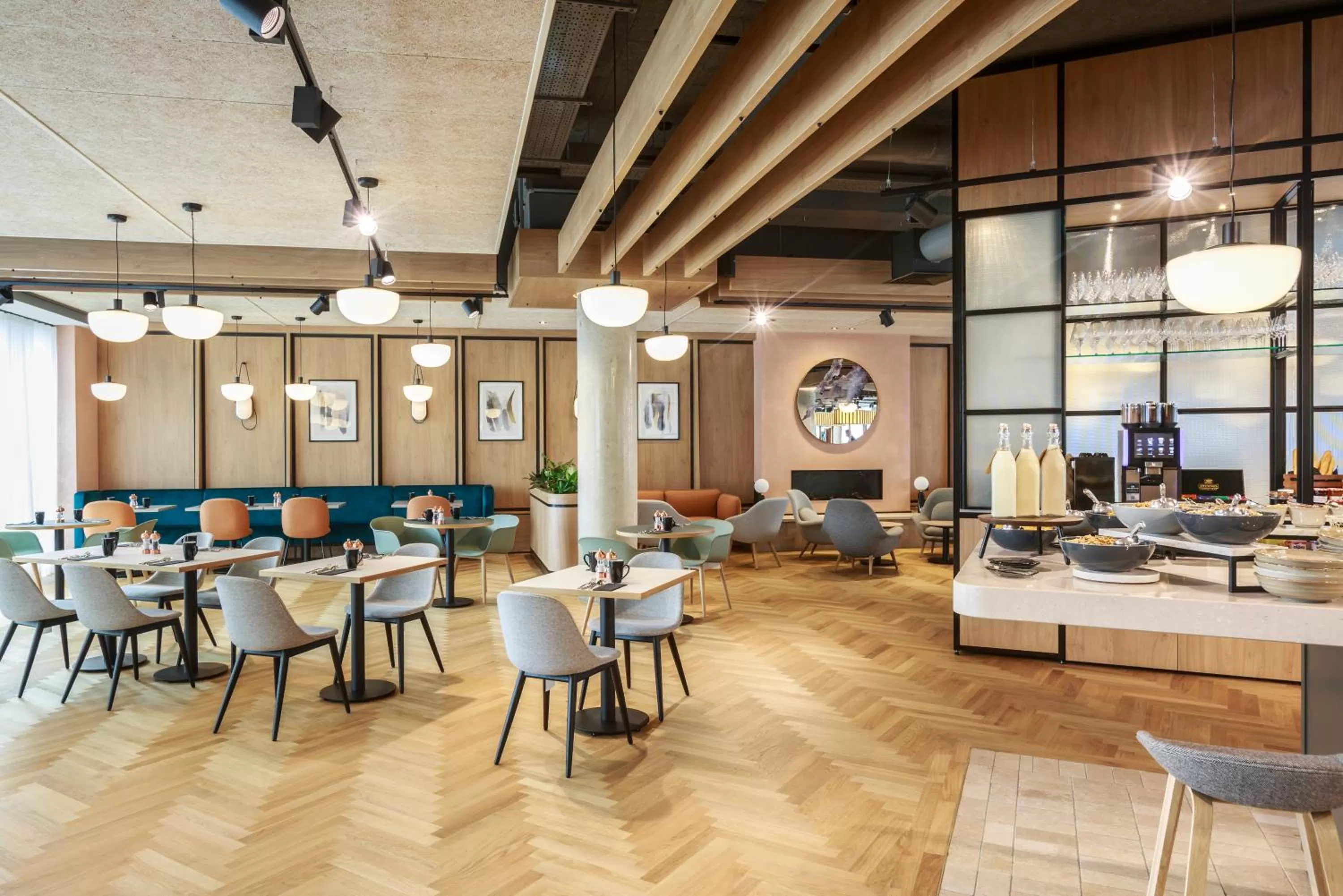 Restaurant/places to eat in Novotel Cambridge North