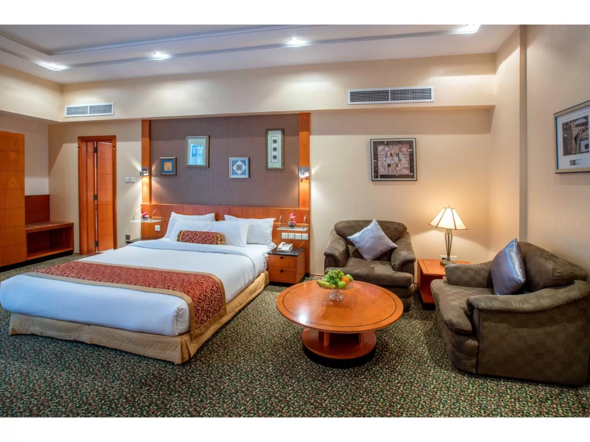 Photo of the whole room, Bed in Gulf Court Hotel