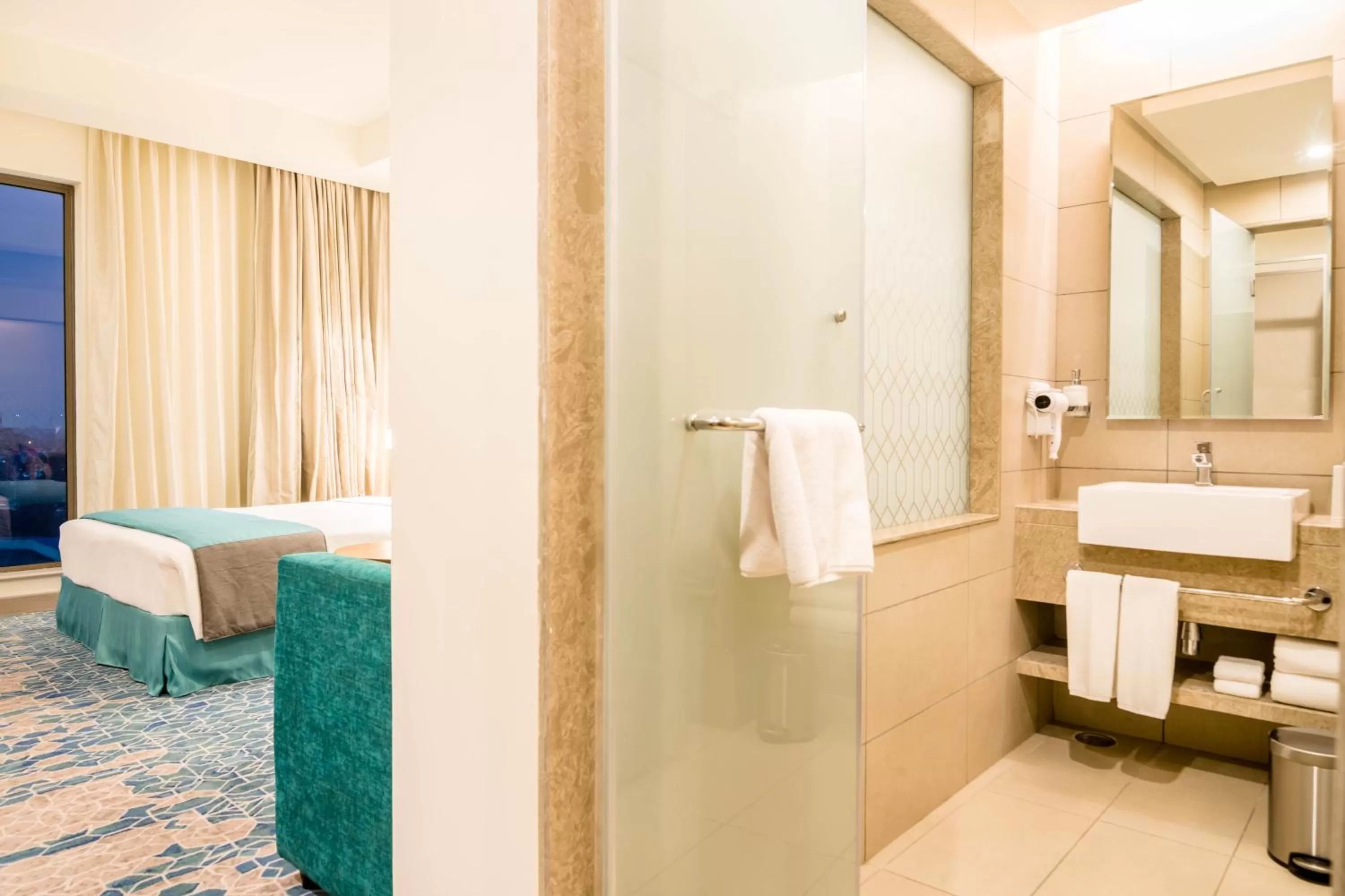 Bathroom, Bed in Holiday Inn Express Kolkata Airport by IHG