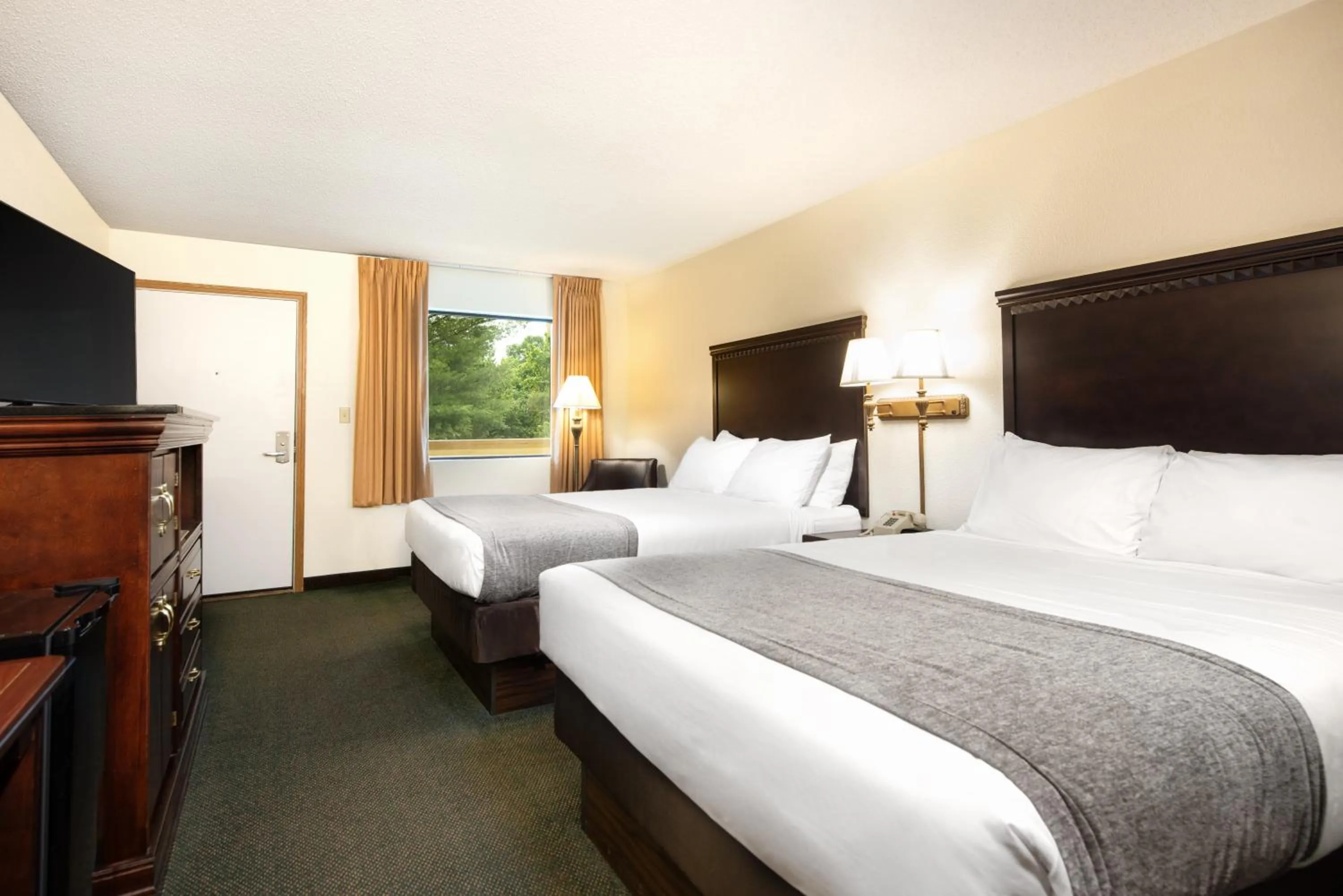 Bed in Brookwood Inn Branson