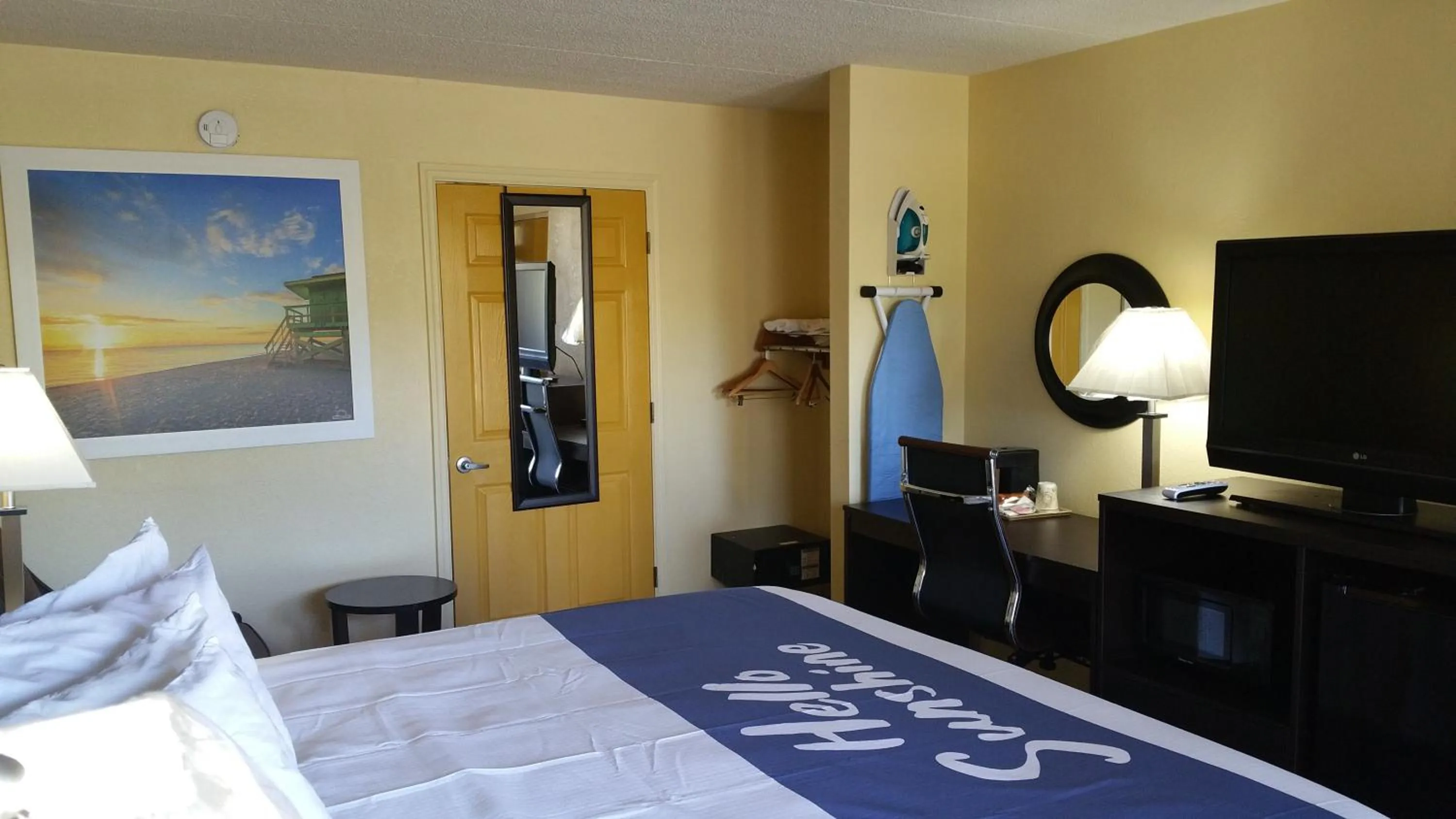 Bed in Days Inn by Wyndham Ridgeland South Carolina