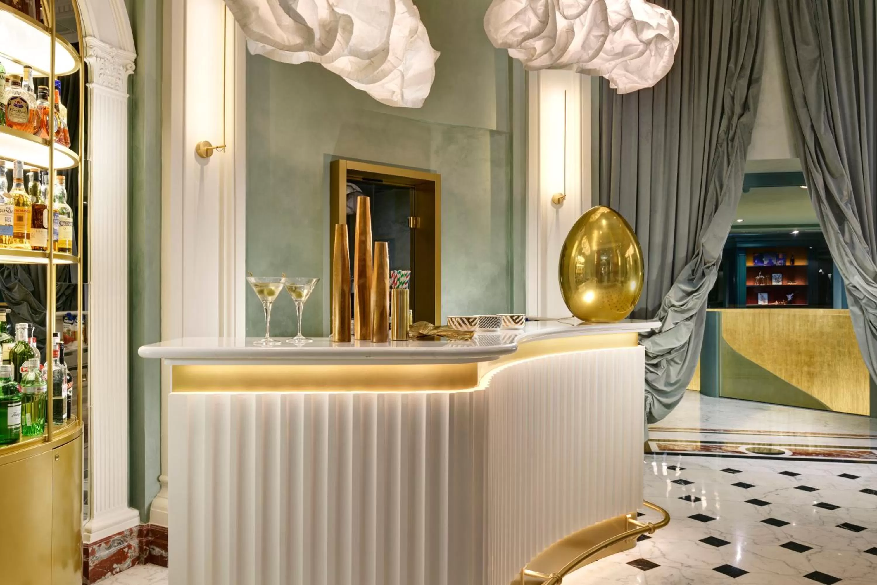 Lounge or bar in Leon's Place Hotel In Rome