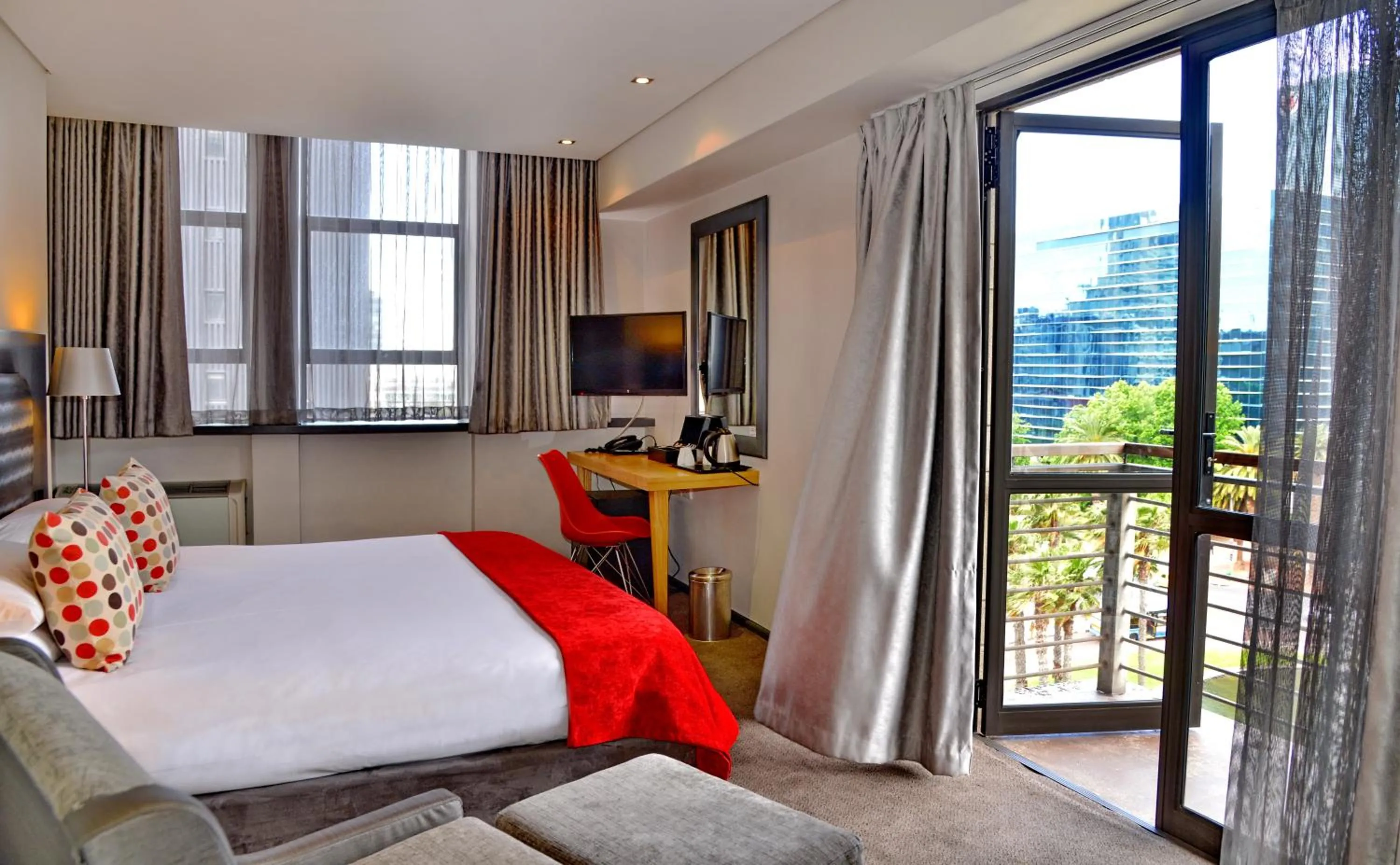 Photo of the whole room, Bed in Fountains Hotel