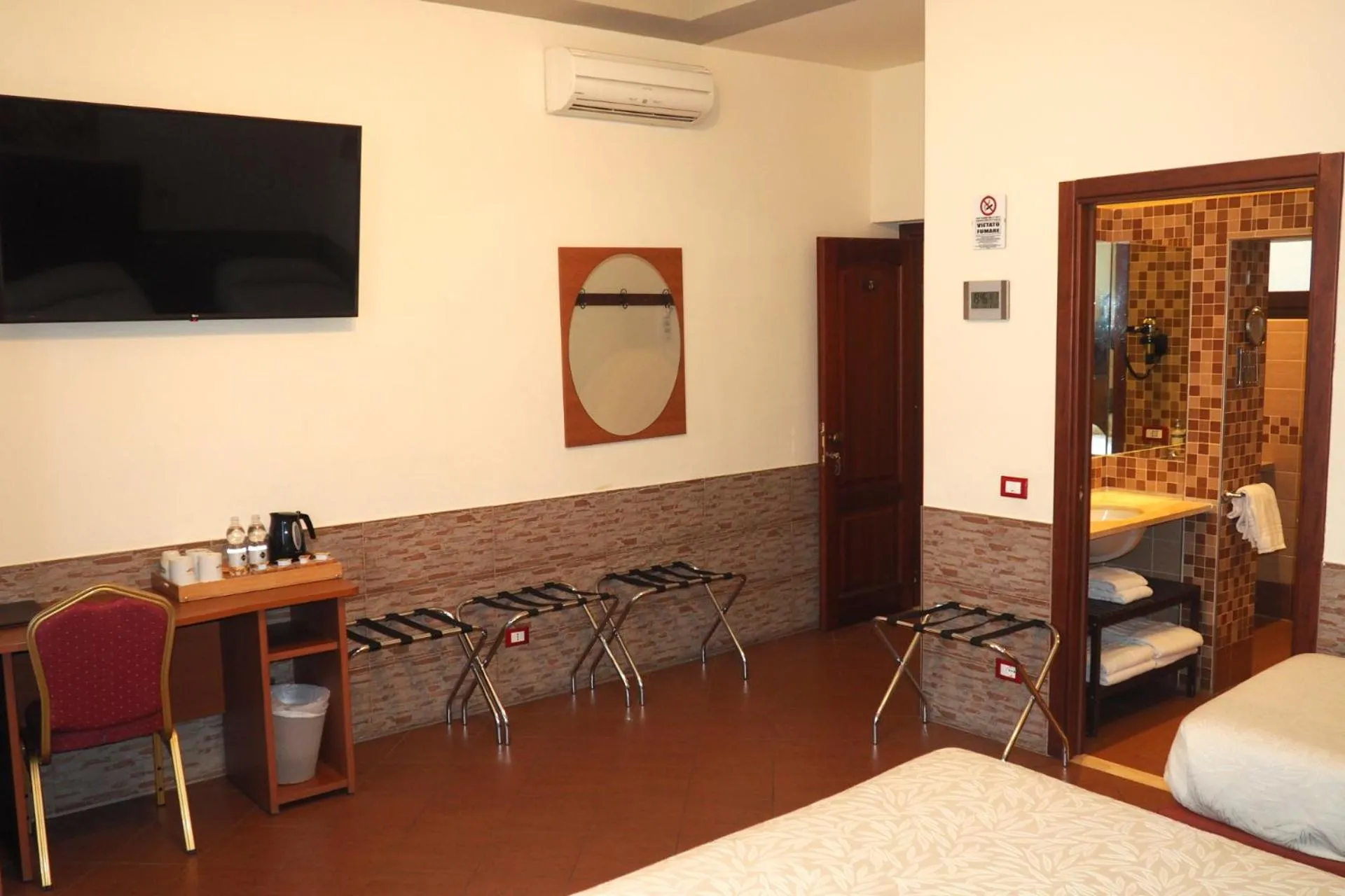 Coffee/tea facilities, Bed in Hotel Ester