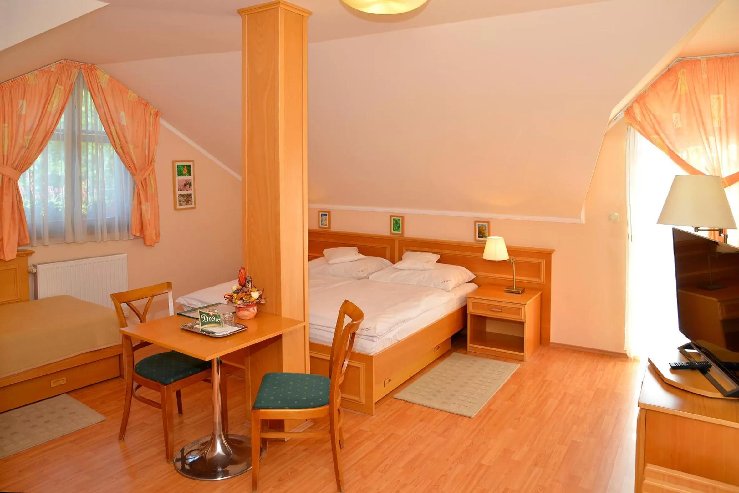 Photo of the whole room, Bed in Vadászkürt Panzió