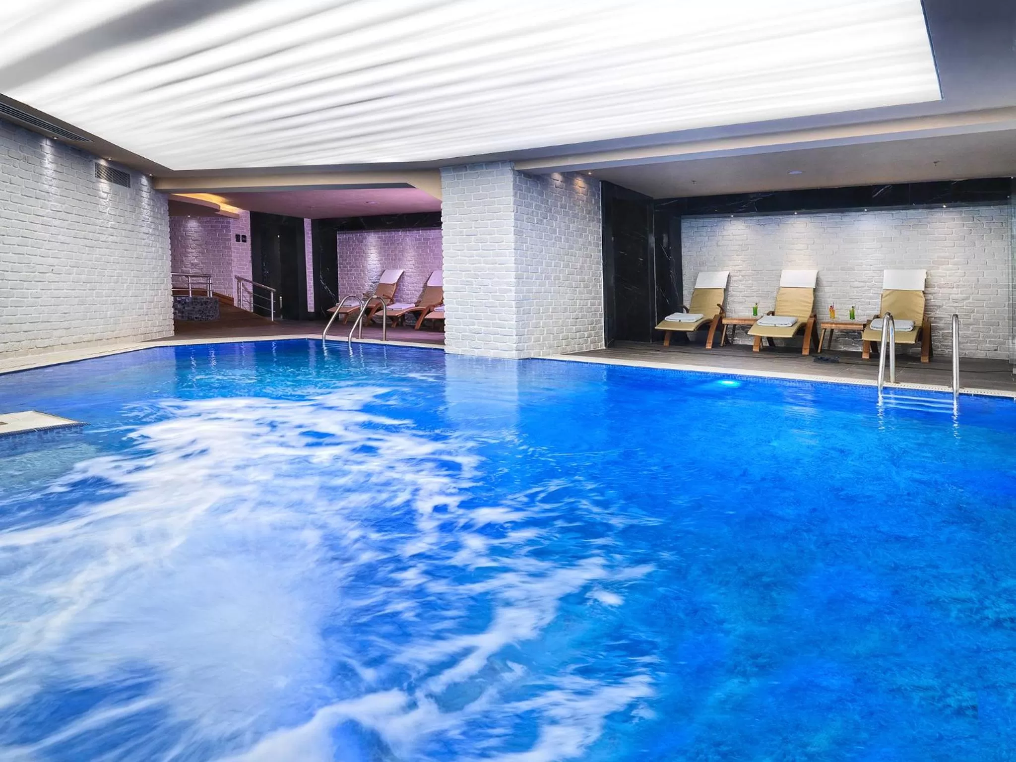 Swimming pool in Mercure Istanbul Bomonti