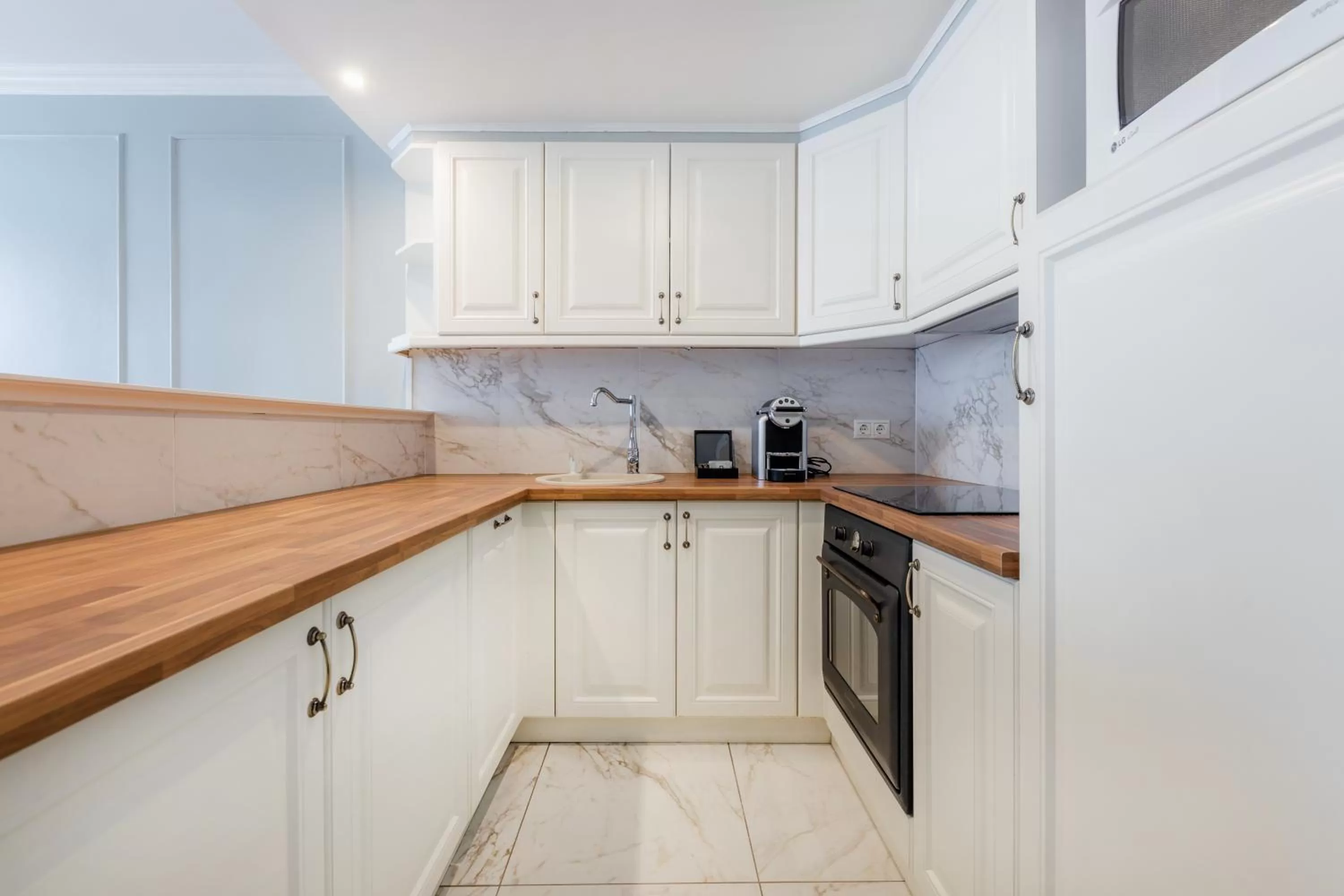 kitchen in Queen's Court Hotel & Residence