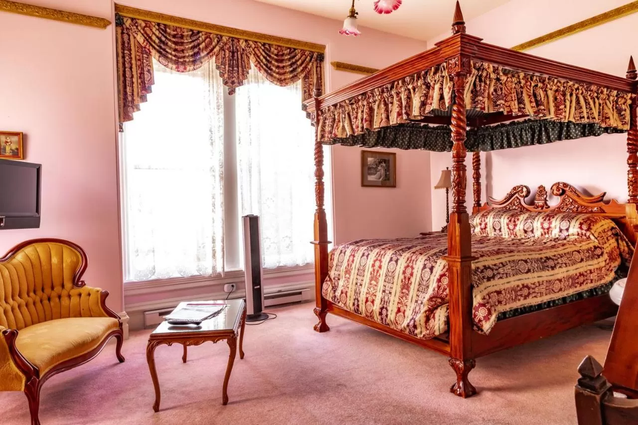 Bed in Amethyst Inn