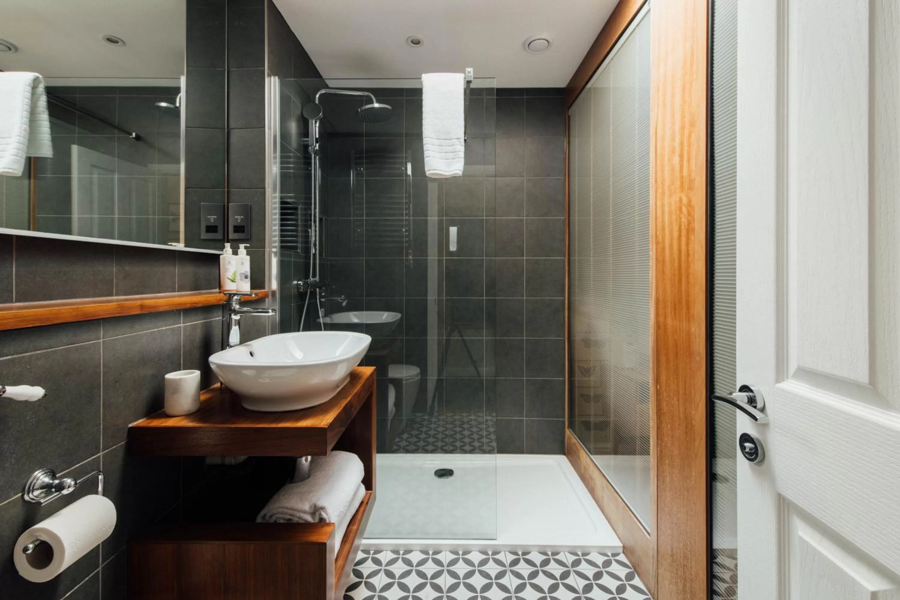 Shower in The Fox at Willian