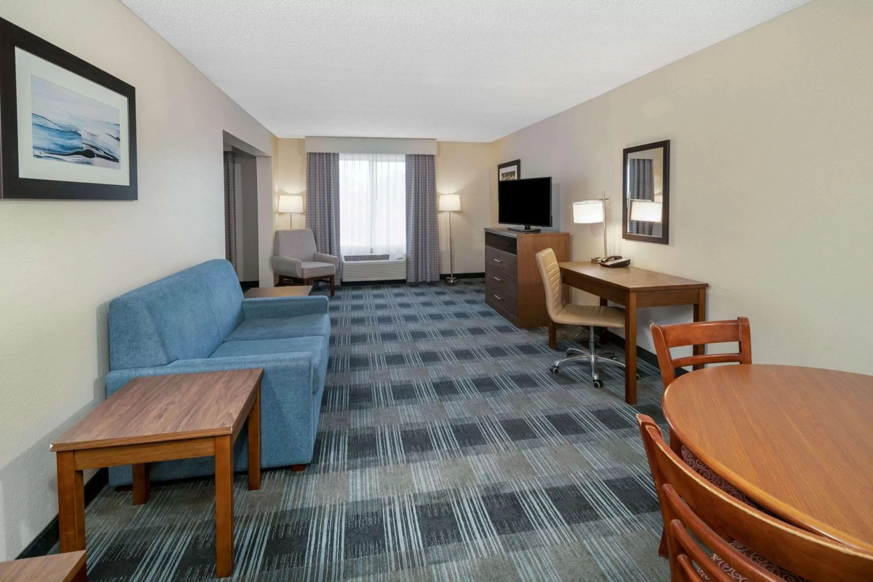 Photo of the whole room in Holiday Inn Express & Suites - Mobile - I-65 by IHG