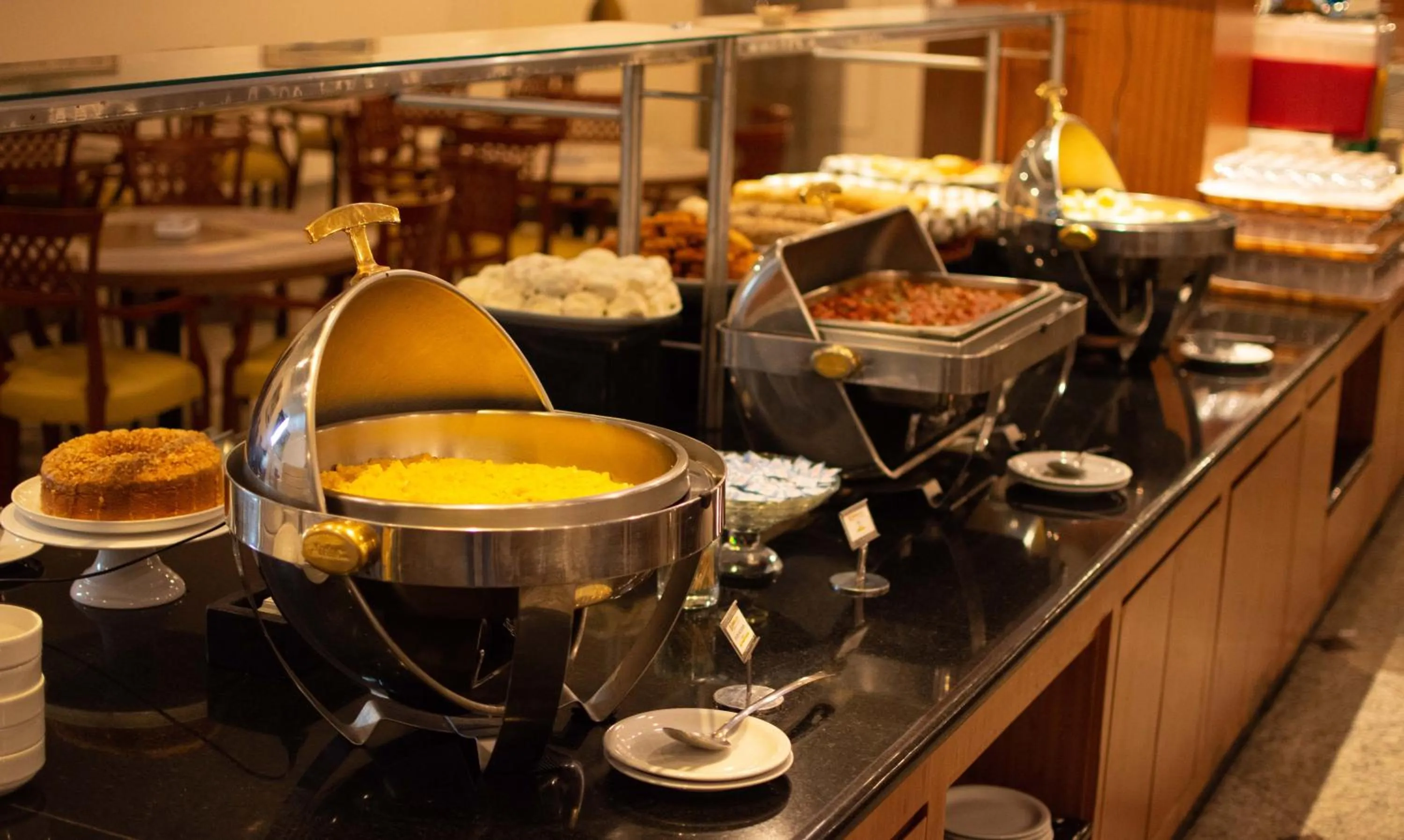Buffet breakfast in Hotel Golden Park Internacional Foz & Convenções By Nacional Inn