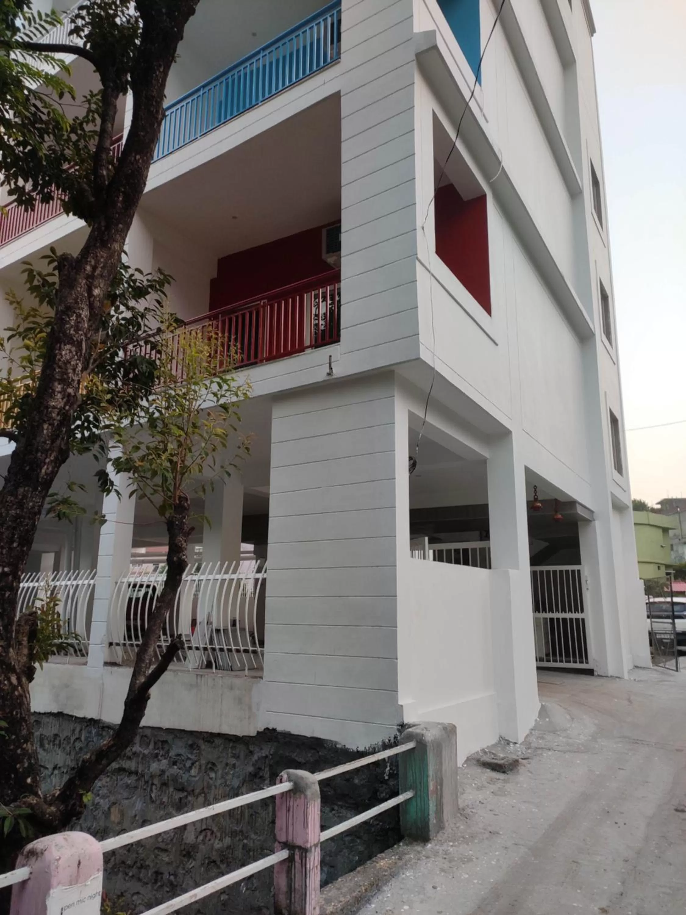 Facade/entrance in Hill Hoppers Hotel