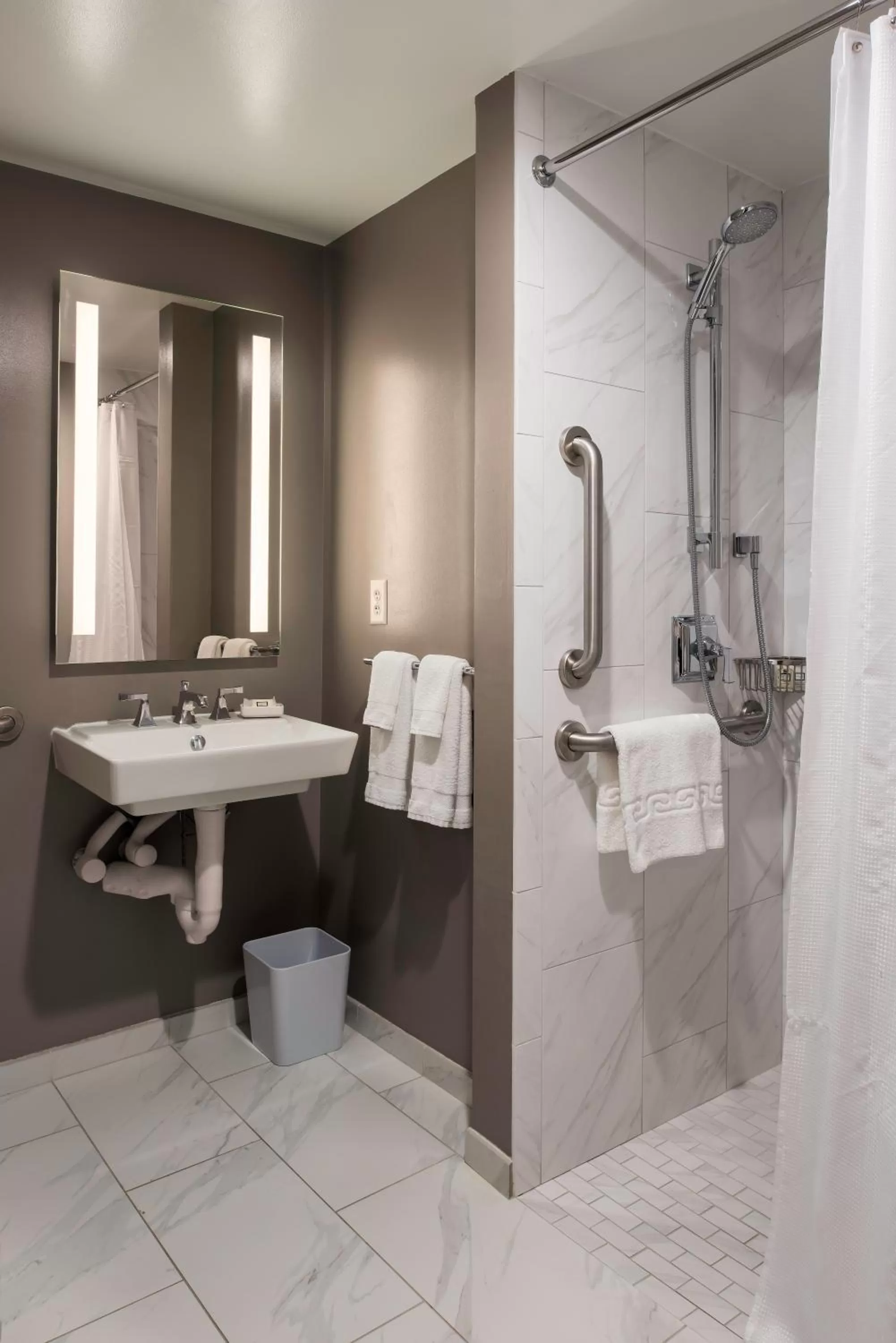 Bathroom in Phoenix Park Hotel