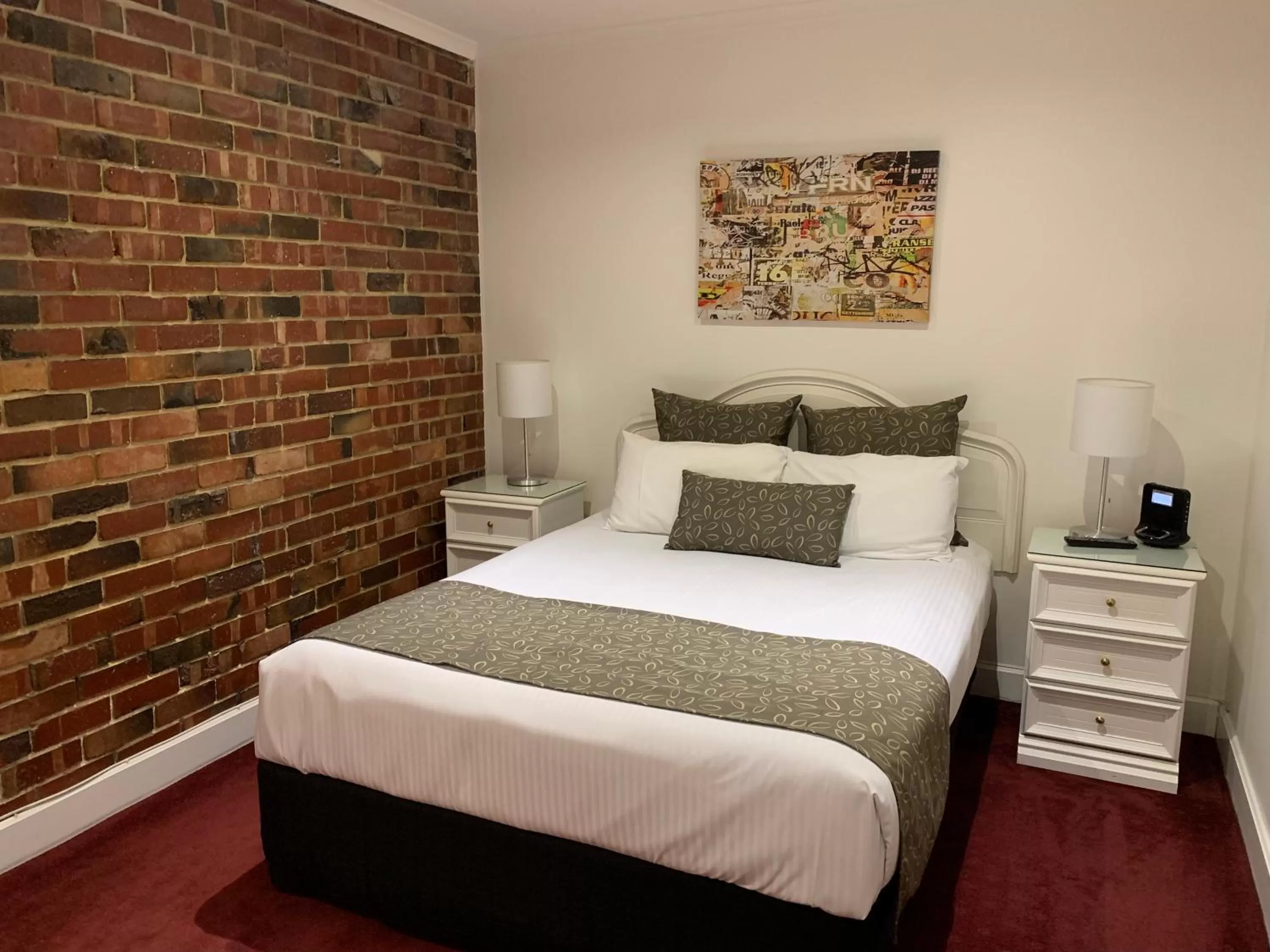 Bedroom in Ensenada Motor Inn and Suites