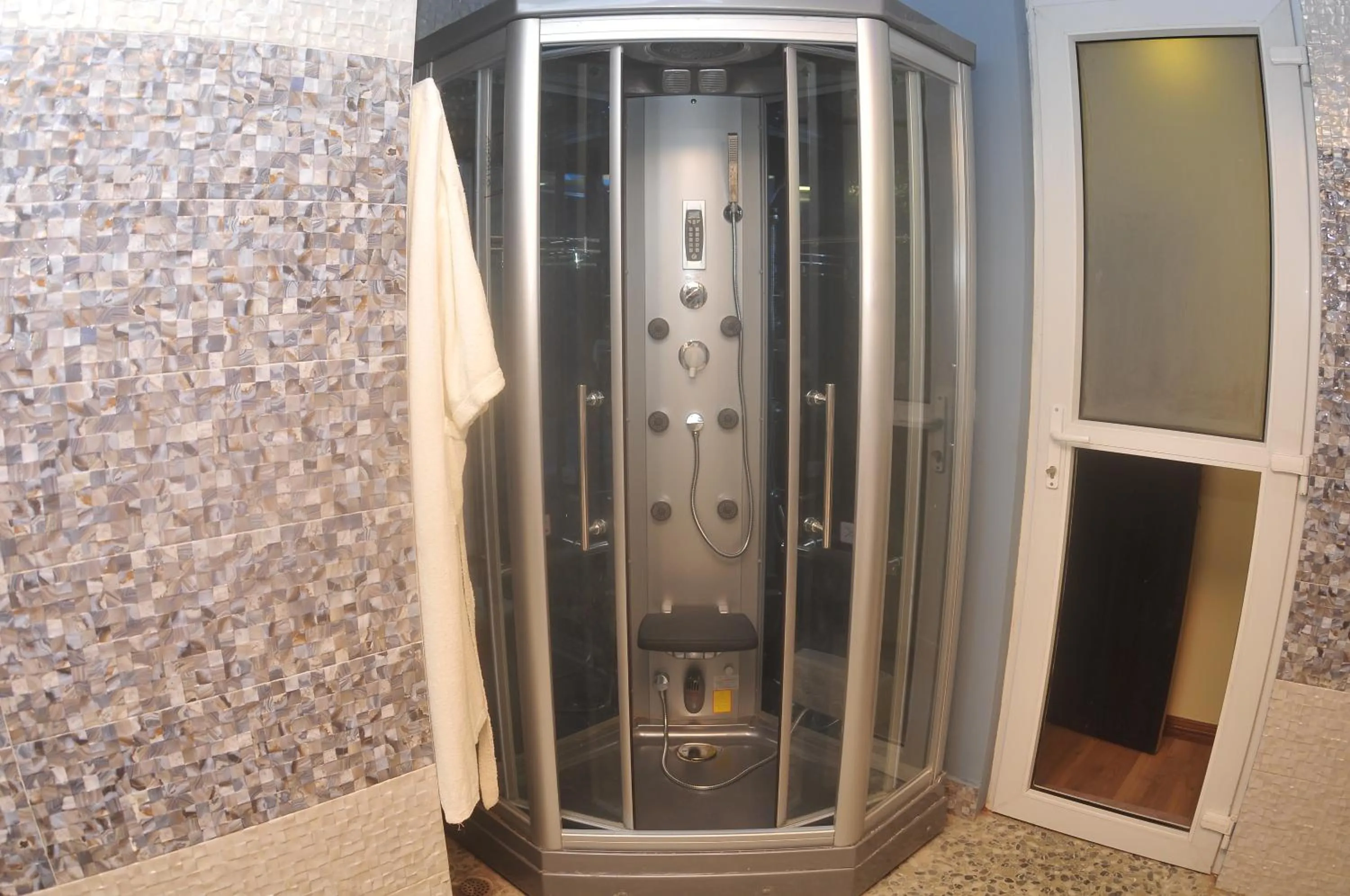 Shower in Royal Penguin Boutique Hotel & Spa