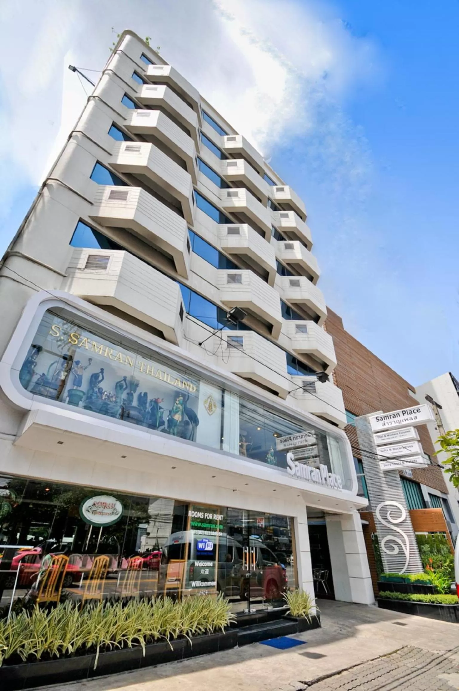 Facade/entrance in Samran Place Hotel