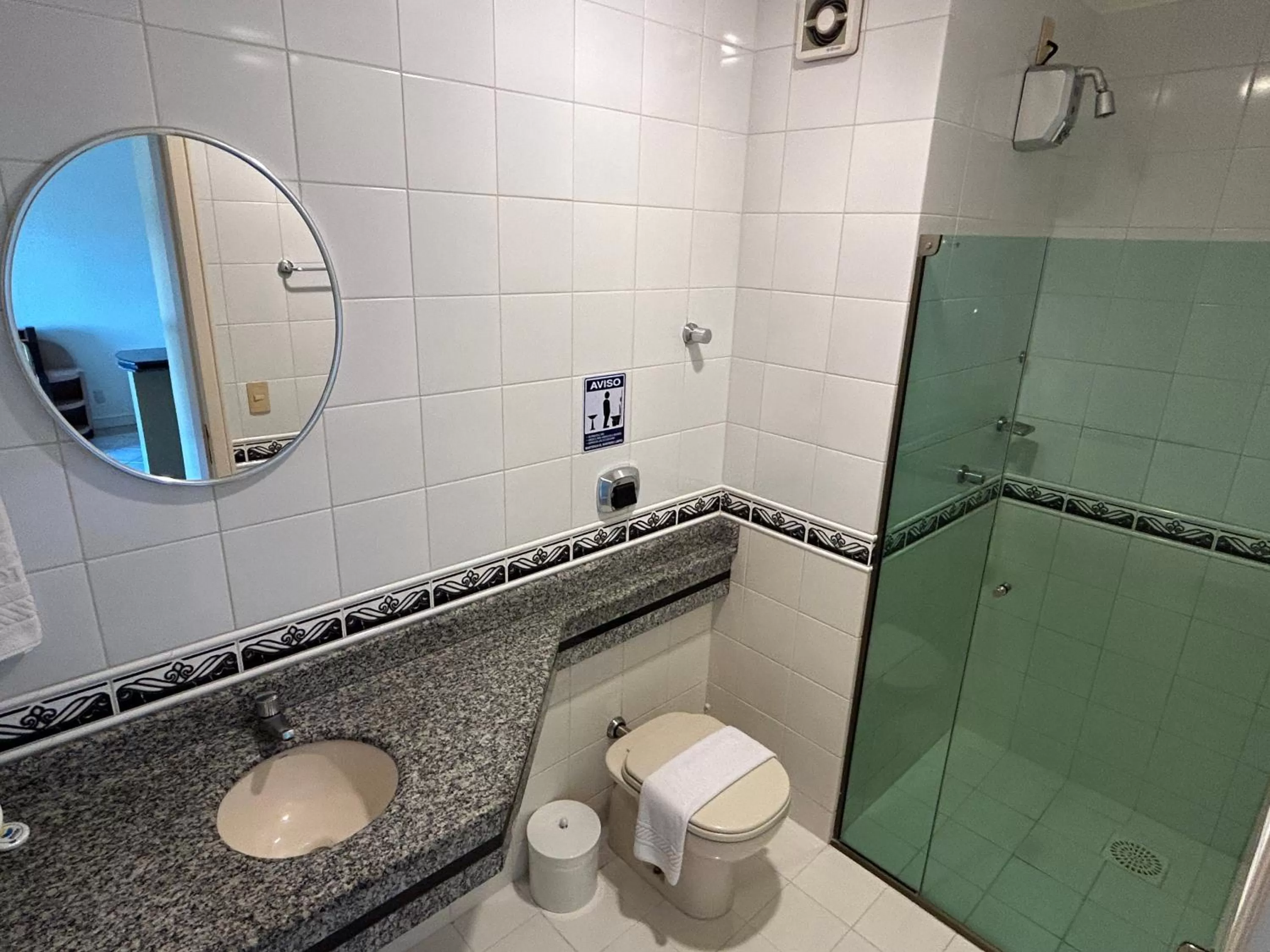 Shower in Golfinhos Apart Hotel